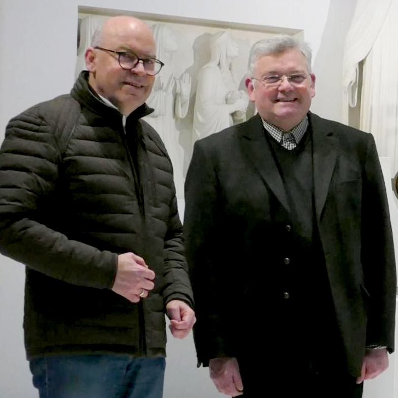 Christoph Theobald und Pfr. David J. Rühl freuen sich über die gelungene Sanierung