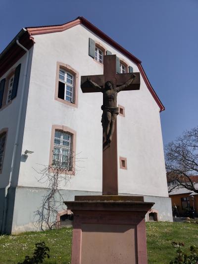 Pfarrhaus mit Kreuz