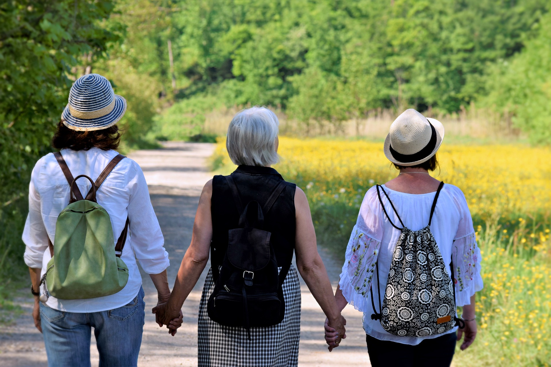 Gemeinsam wandern (c) silviarita pfarrbriefservice