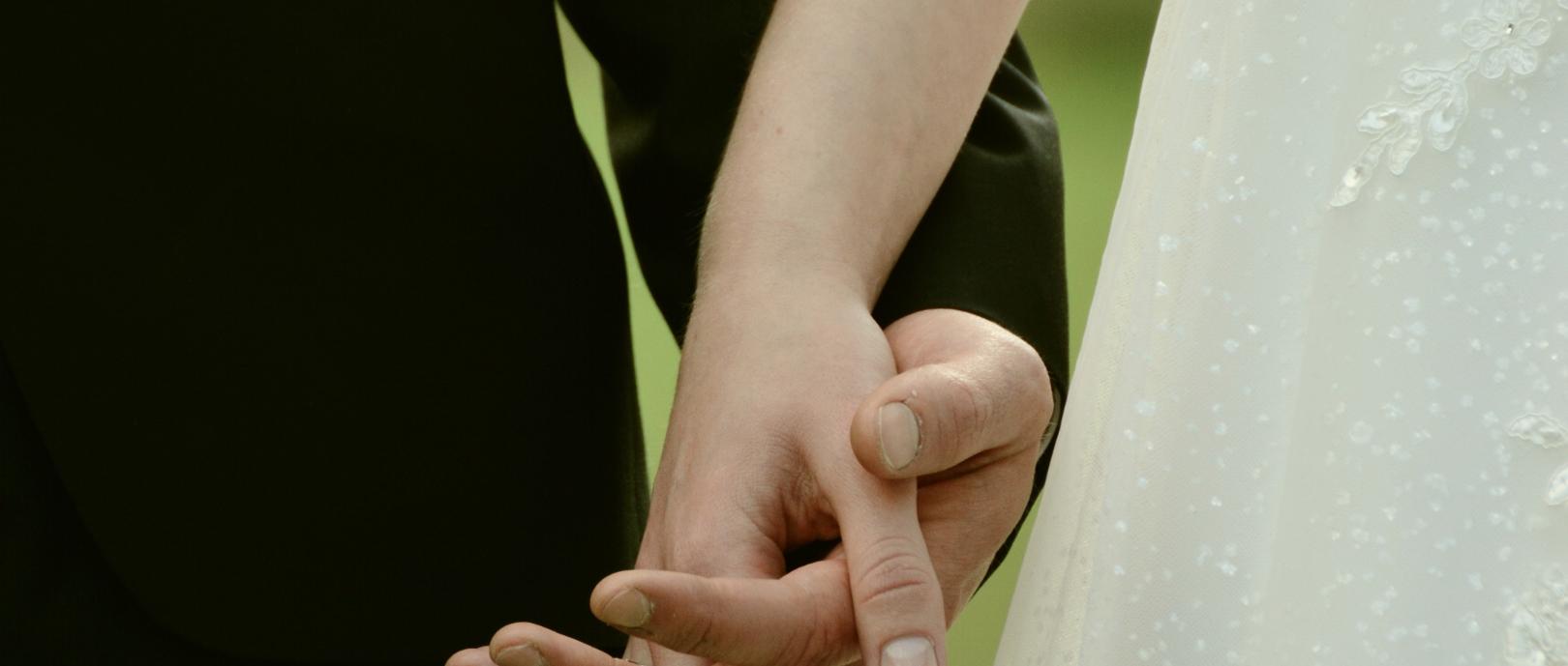 Brautpaar: Hände haltend (c) Quelle: pixabay.com