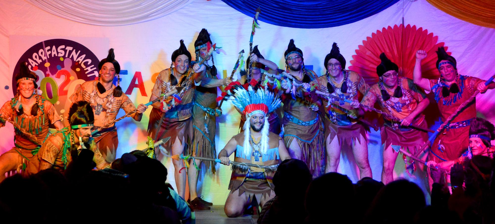 Die Apachen aus dem Lennebergwald (Männerballett Rainbow-Daddies) eroberten den Pfarrsaal mit einem beeindruckenden Tanzformat.