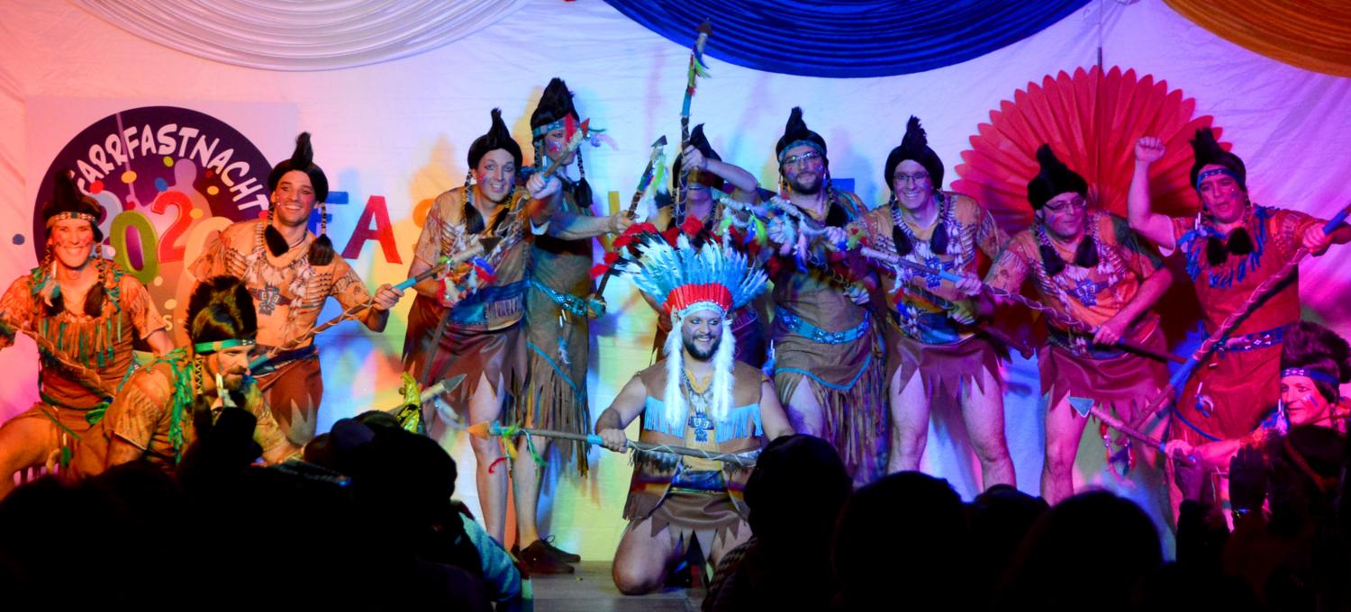 Die Apachen aus dem Lennebergwald (Männerballett Rainbow-Daddies) eroberten den Pfarrsaal mit einem beeindruckenden Tanzformat.
