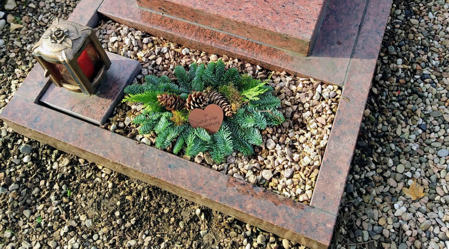 Geschmücktes Grab (c) E. Wanka