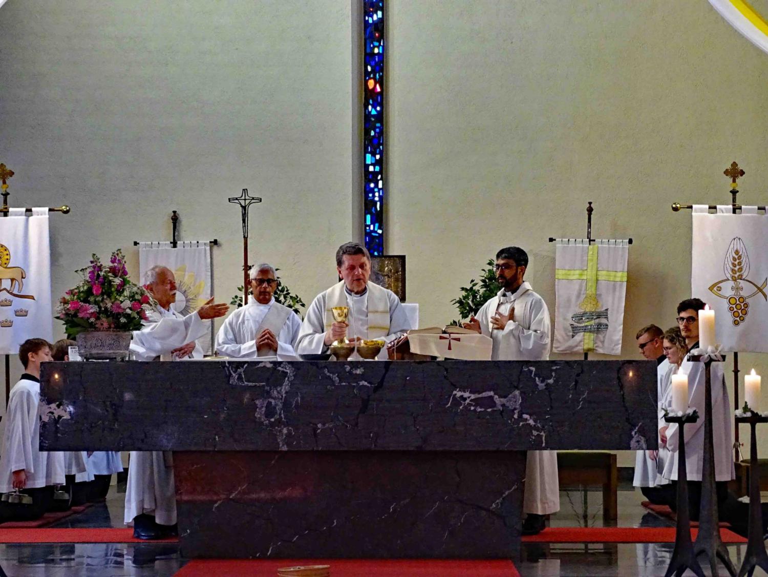 Groß-Gerau, 19. Juni 2025: Pfarrer Joachim Respondek leitete den Gottesdienst in der Pfarrkirche. (c) Markus Schenk