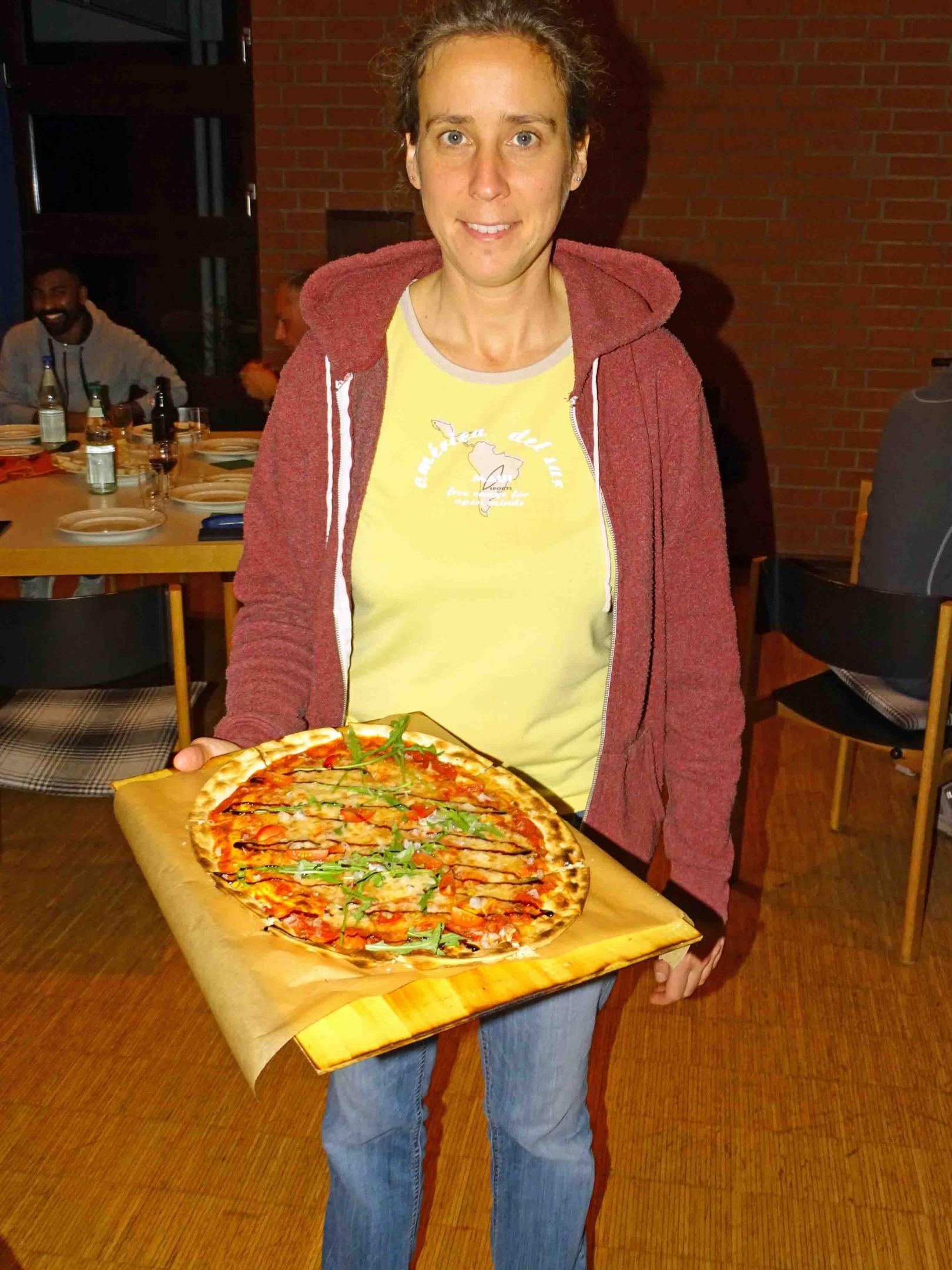 Büttelborn, 31. Oktober 2025: Silvia Hürter (Festausschuss) präsentiert einen Flammkuchen der 