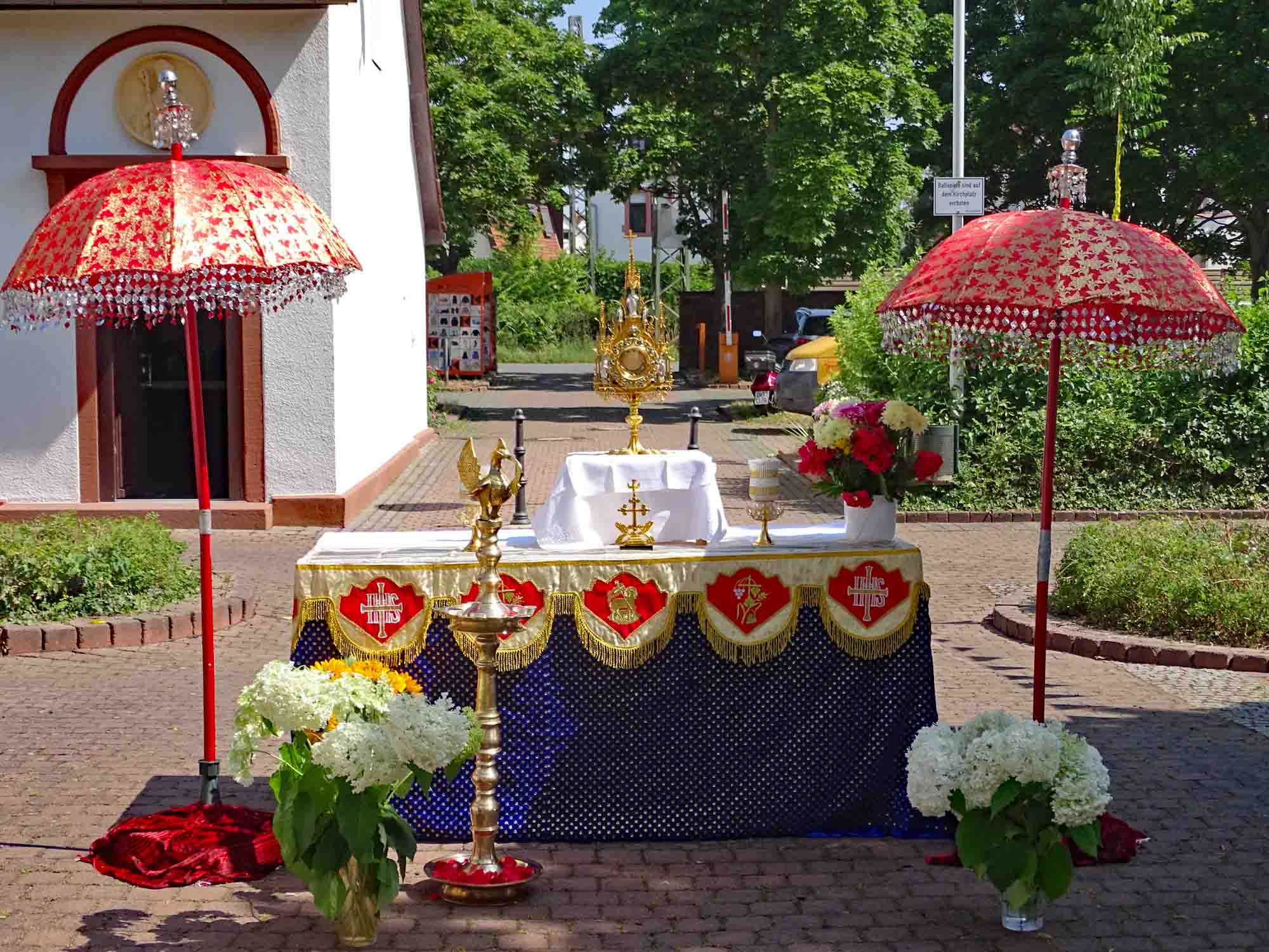 Groß-Gerau, 19. Juni 2025: Der Altar auf dem Kirchplatz. (c) Markus Schenk