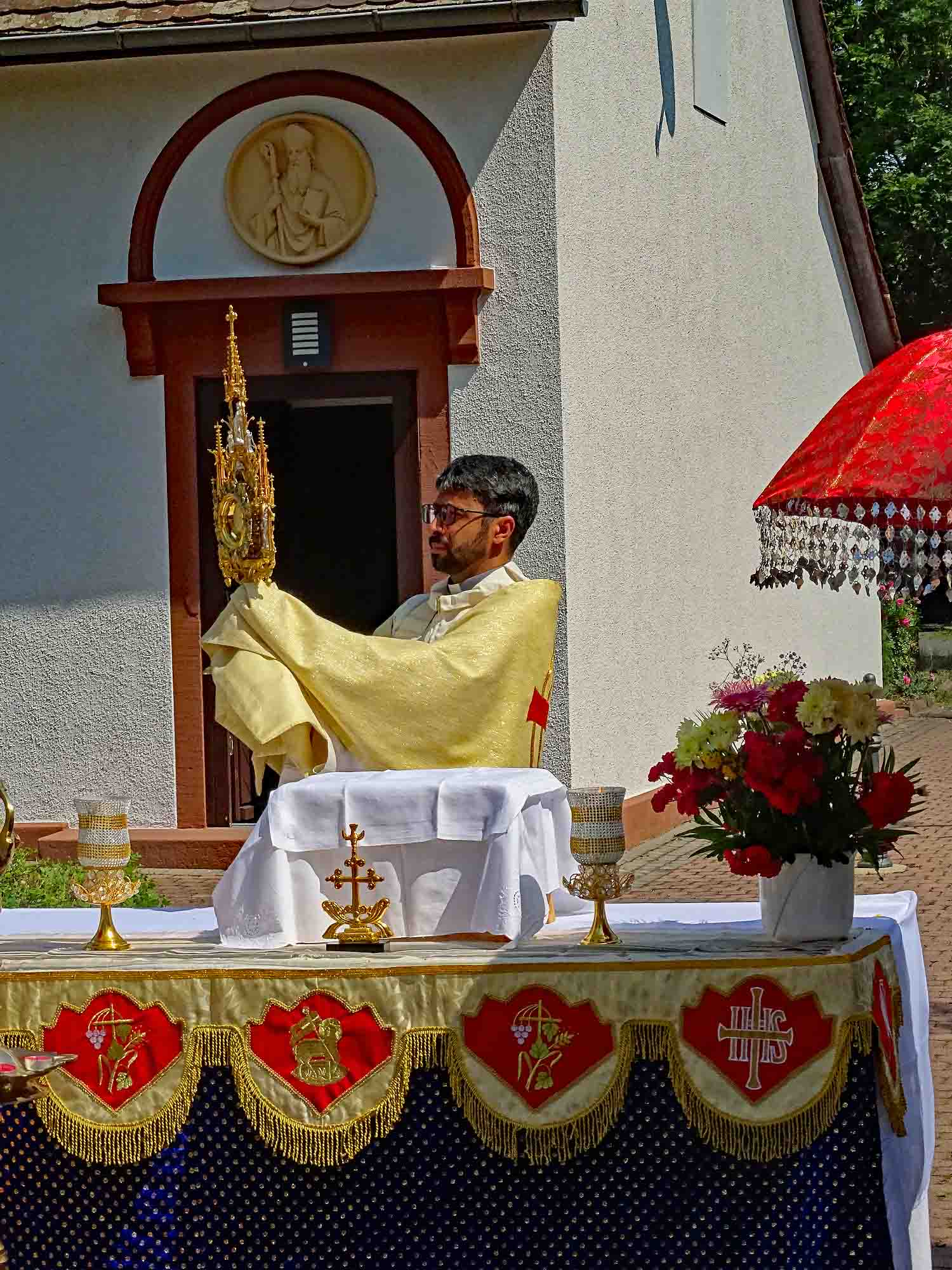 Groß-Gerau, 19. Juni 2025: Padre Giovanni erteilt den sakramentalen Segen. (c) Markus Schenk