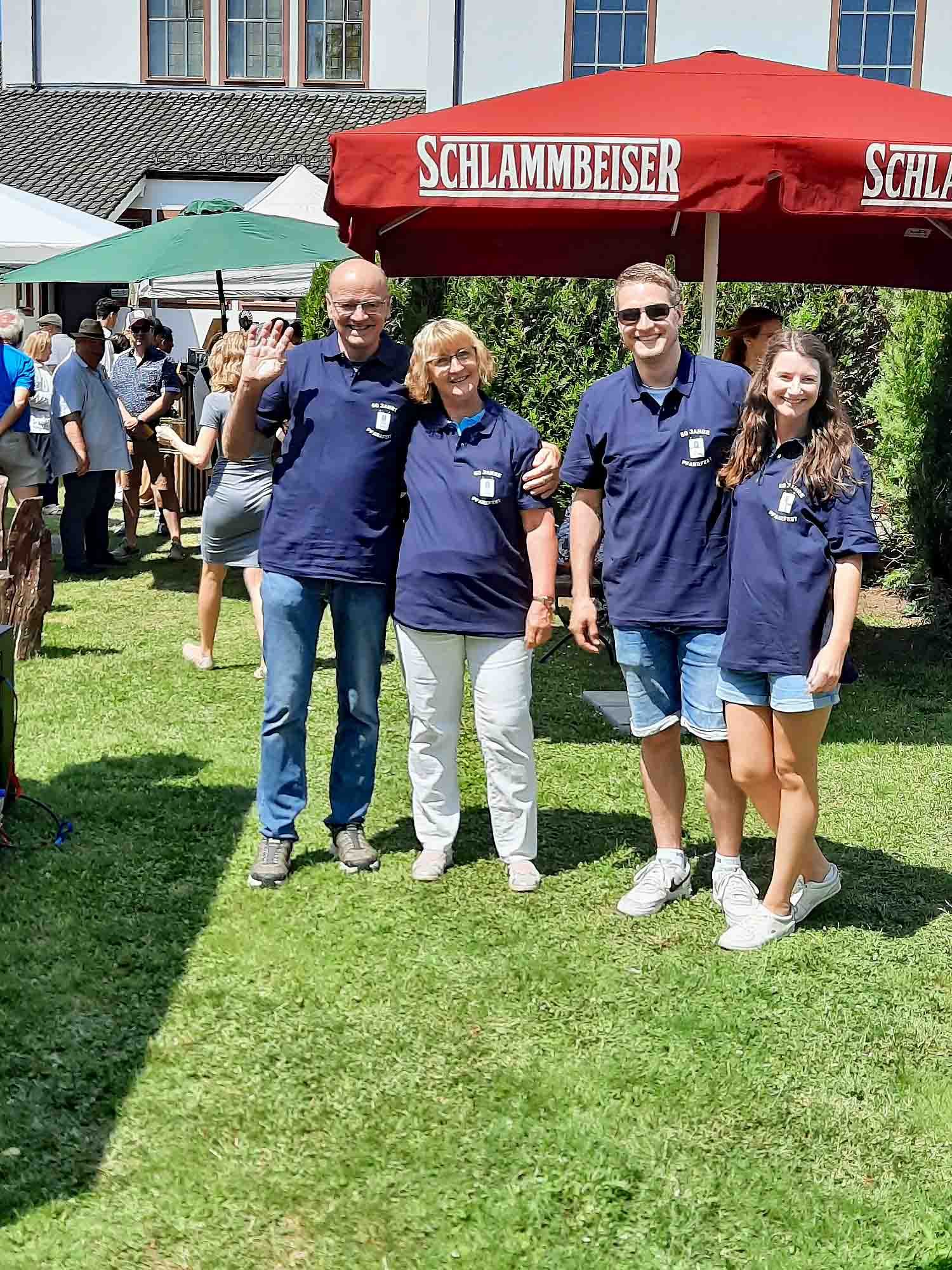 Groß-Gerau, 19. Juni 2025: Gerhard Grunau (links) ist seit dem ersten Pfarrfest vor 50 Jahre aktiv. (c) Peter Ollick