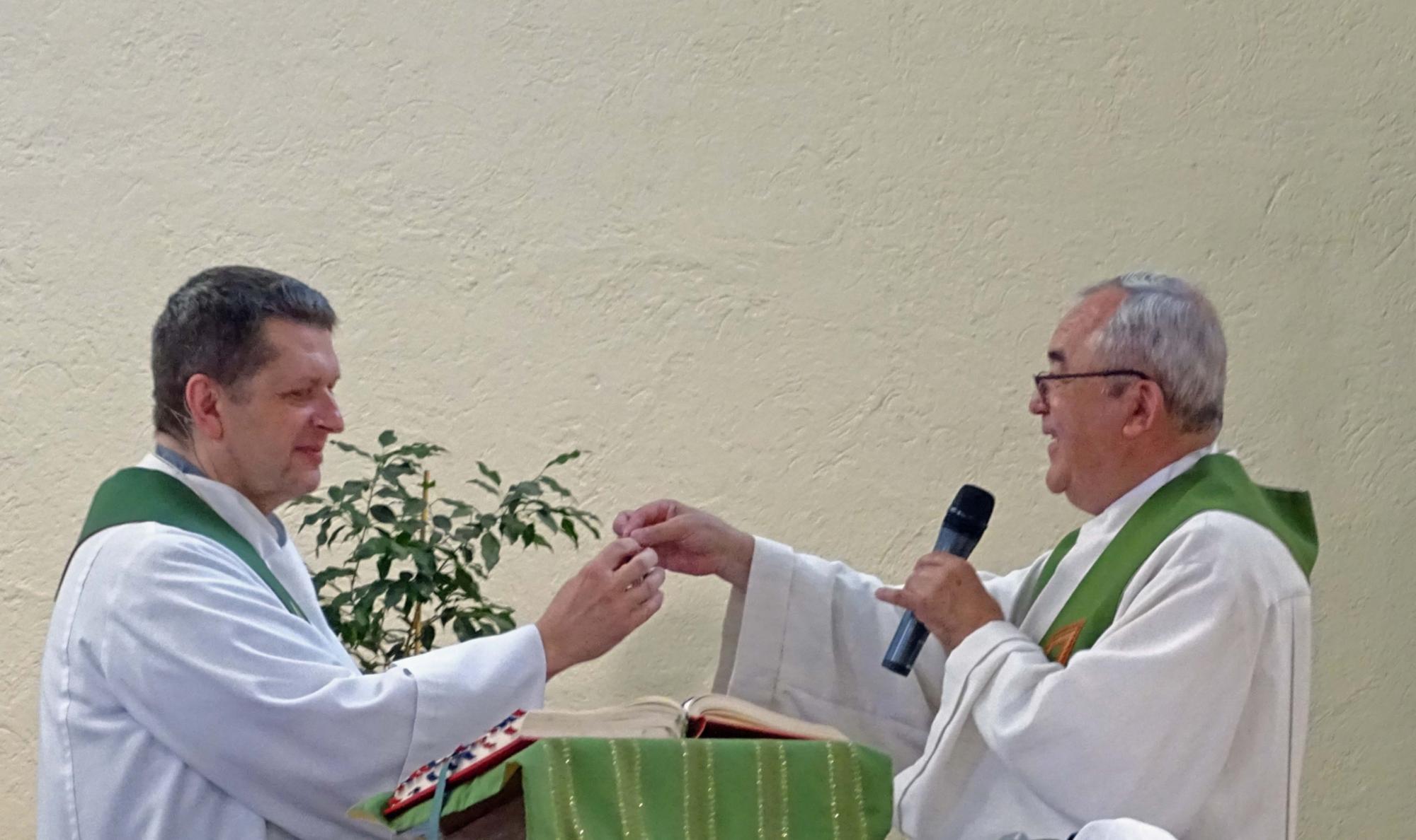 Groß-Gerau, 01. August 2021: Dekan Karl Zirmer (rechts) übergibt die Schlüssel der Pfarrei an Pfarrer Joachim Respondek.