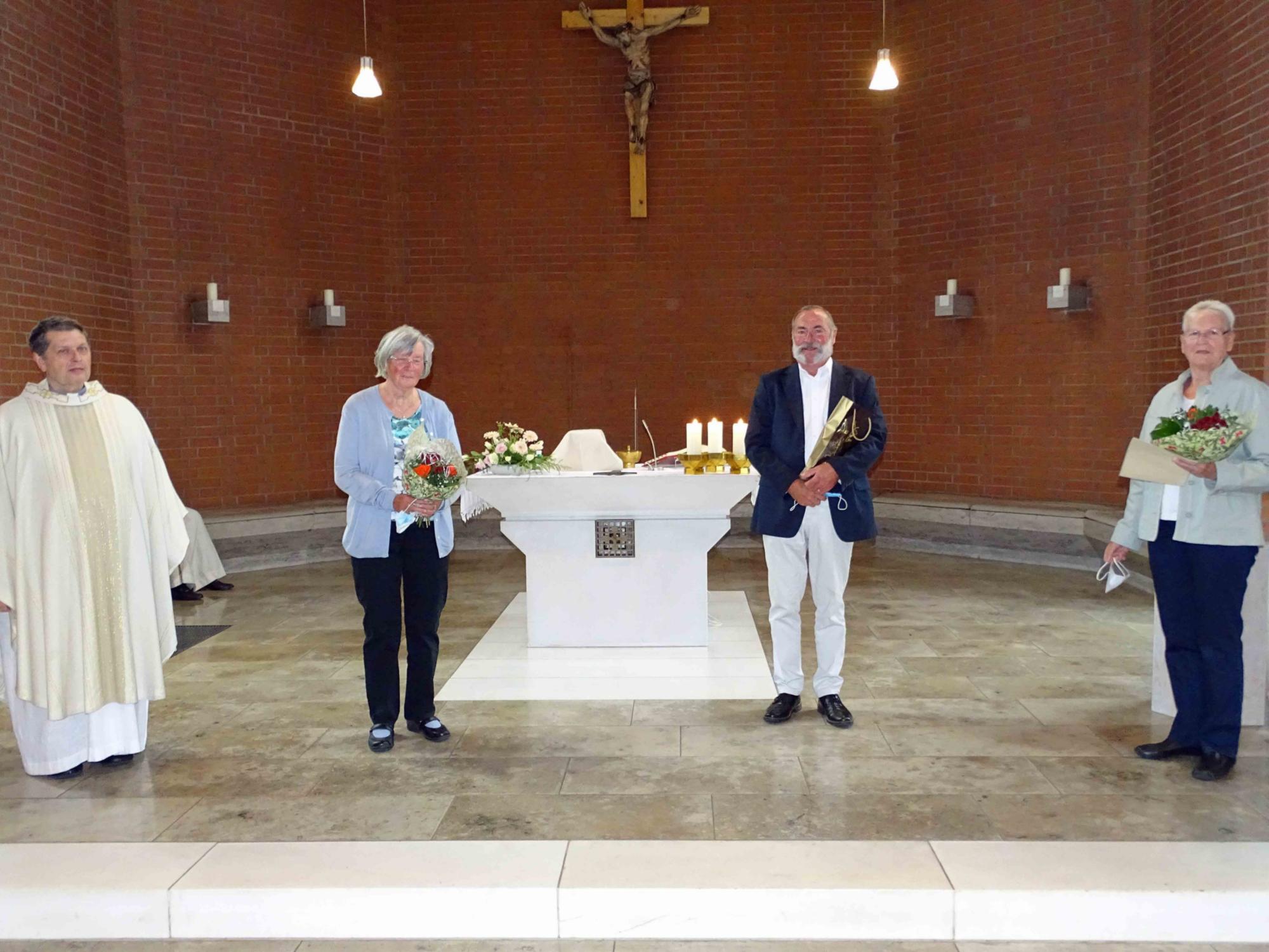 Büttelborn, 26. September 2021: Pfarrer Joachim Respondek ehrt Brigitte Pohl, Gerhard Kern und Monika Kall.