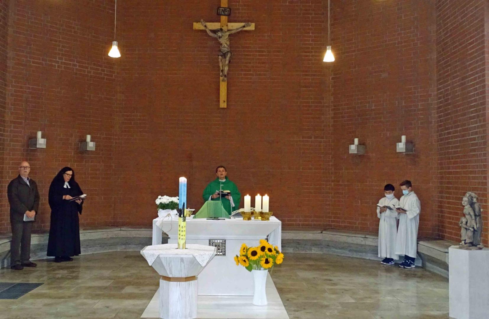Büttelborn, 16. Oktober 2022: Gottesdienst in der Pfarrkirche St. Nikolaus von der Flüe mit der Pax Christi Wanderfriedenskerze. (c) Markus Schenk