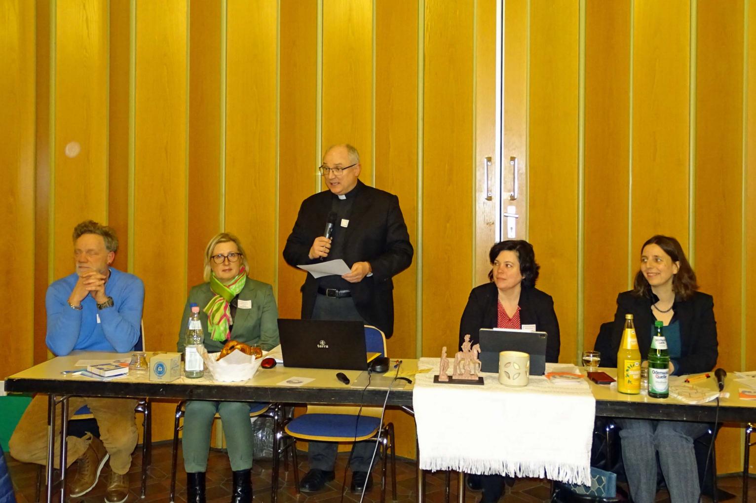 Groß-Gerau, 01. Februar 2023: Der Leitende Pfarrer Christof Mulach begrüßte die Teilnehmenden. (c) Markus Schenk