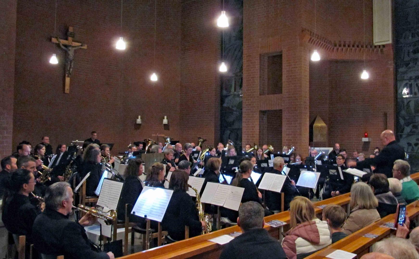 Büttelborn, 08. Dezember 2024: Adventskonzert des Büttelborner Blasorchesters in der Pfarrkirche St. Nikolaus von der Kirche. (c) Markus Schenk