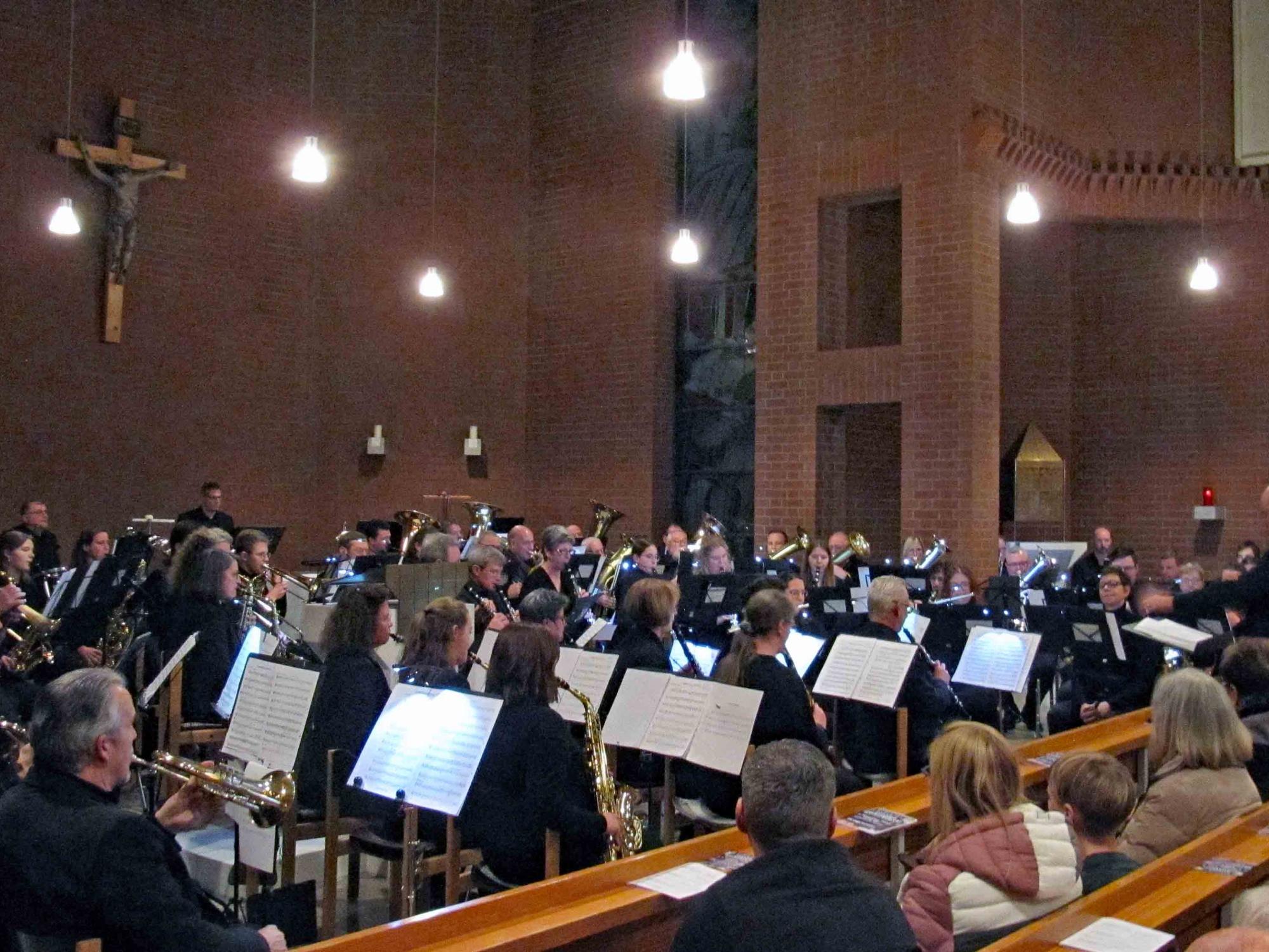 Büttelborn, 08. Dezember 2024: Adventskonzert des Büttelborner Blasorchesters in der Pfarrkirche St. Nikolaus von der Kirche.