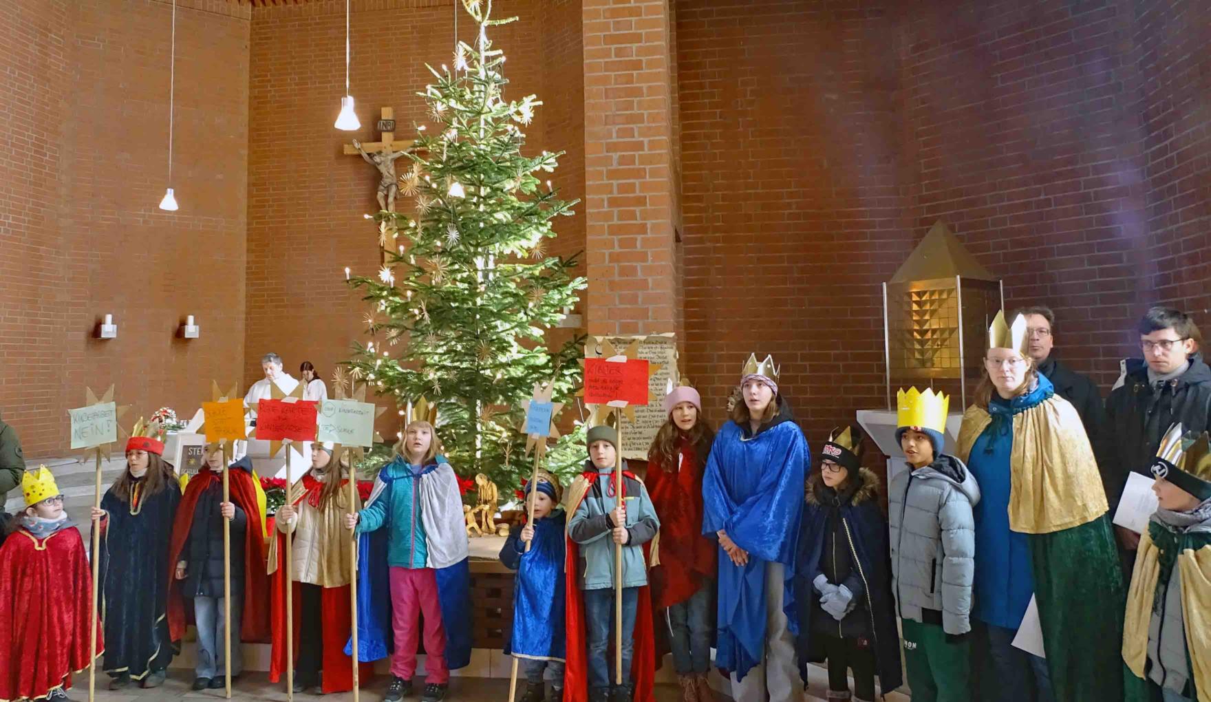 Büttelborn, 04. Januar 2026: Ein Teil der Sternsinger im Gemeindegottesdienst. (c) Markus Schenk
