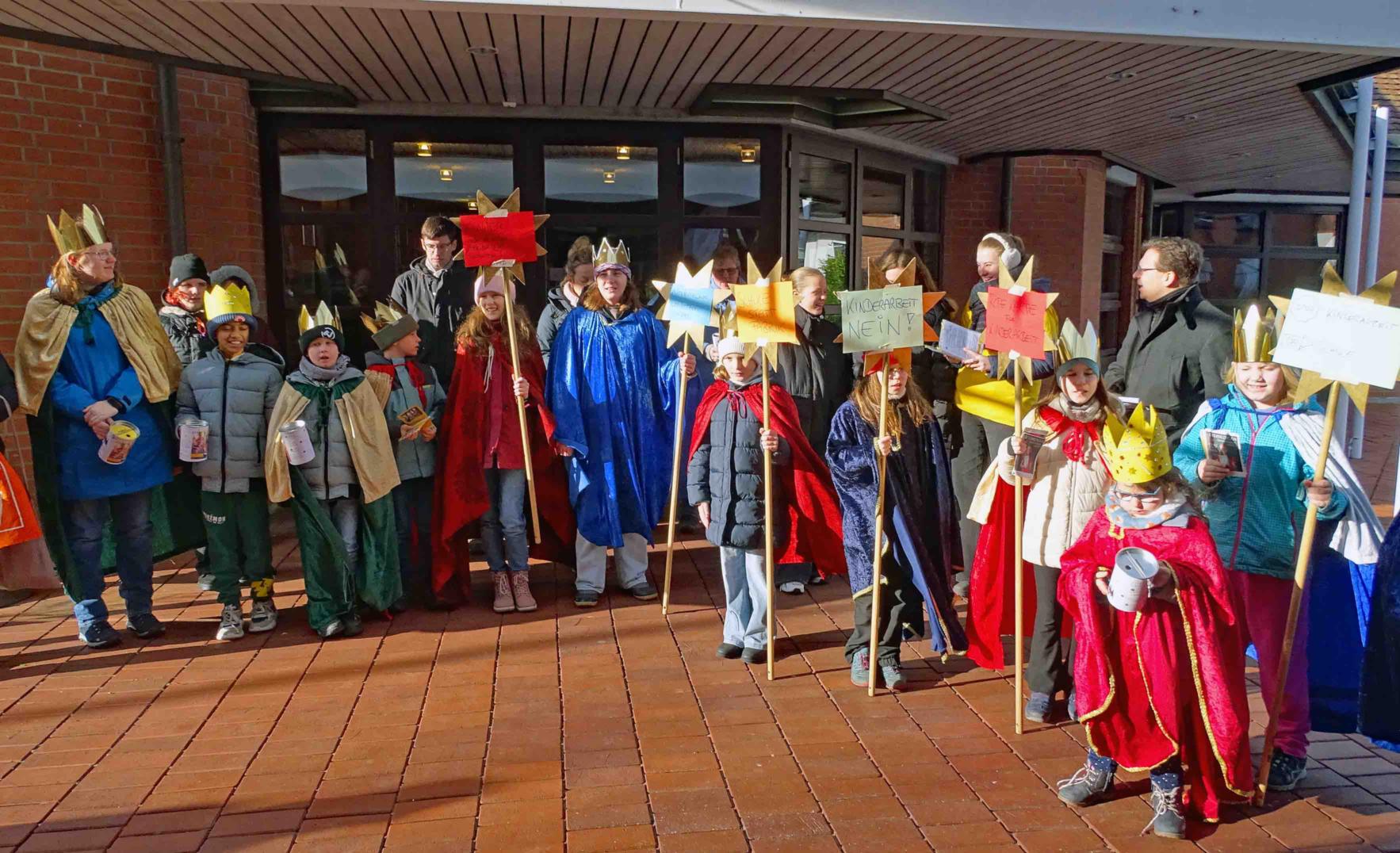 Büttelborn, 04. Januar 2026: Sternsinger auf dem Kirchplatz. (c) Markus Schenk