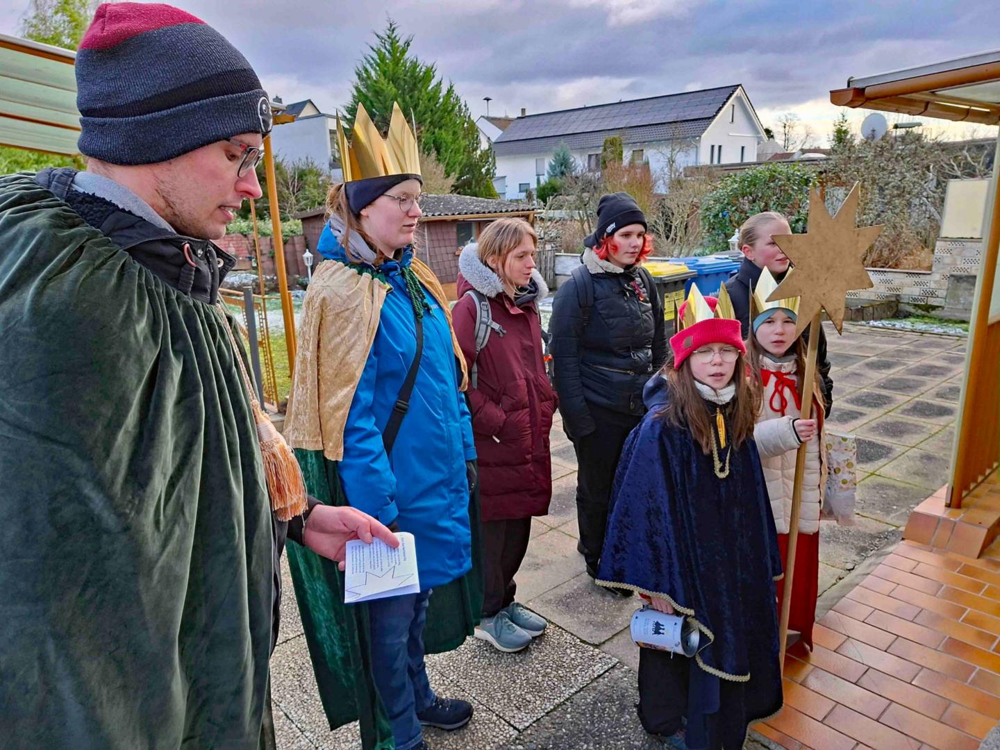 Klein-Gerau, 04. Januar 2026: Sternsingergruppe beim Hausbesuch. (c) Markus Schenk