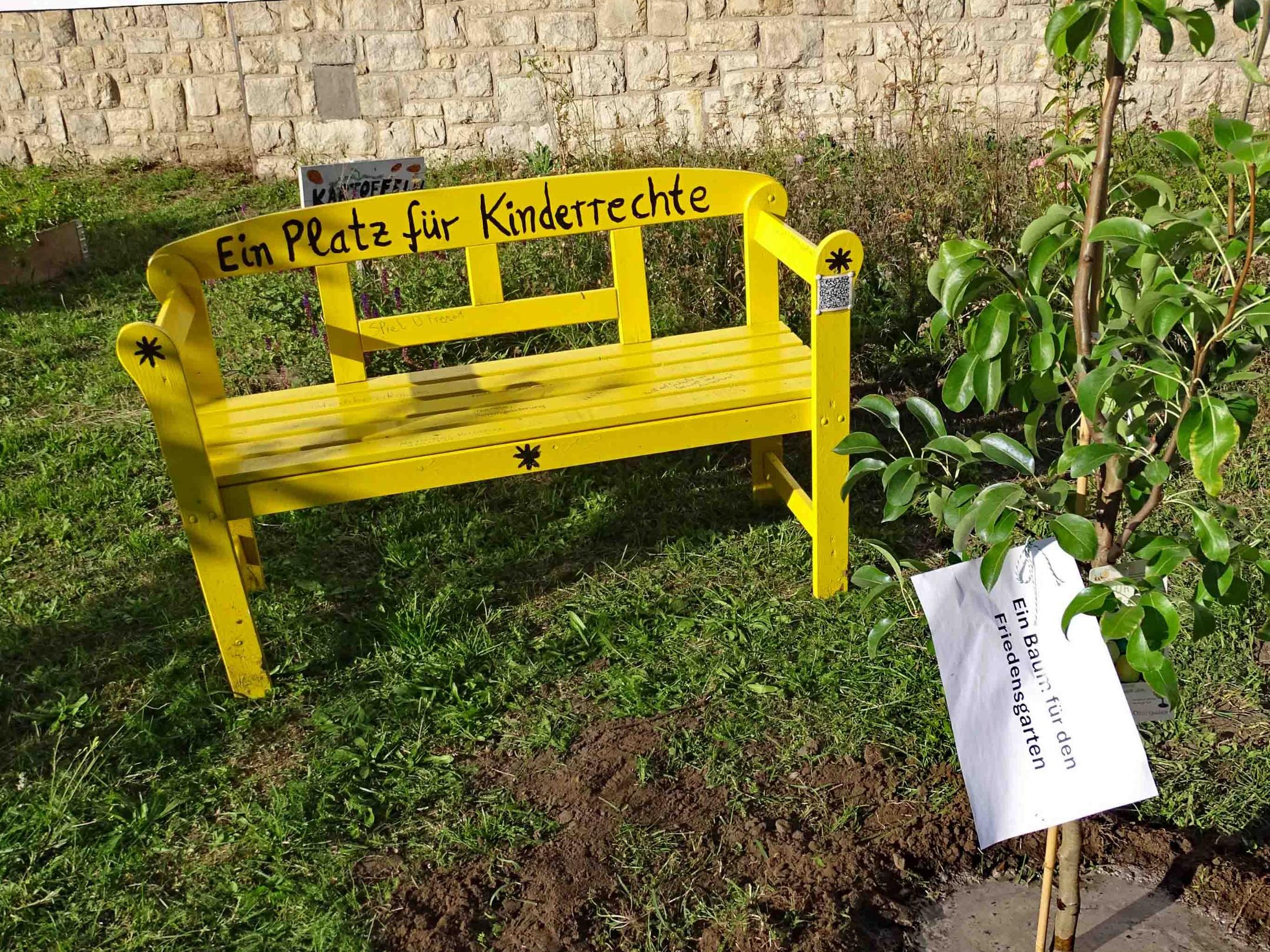 Ein Birnbaum für den Friedensgarten.
