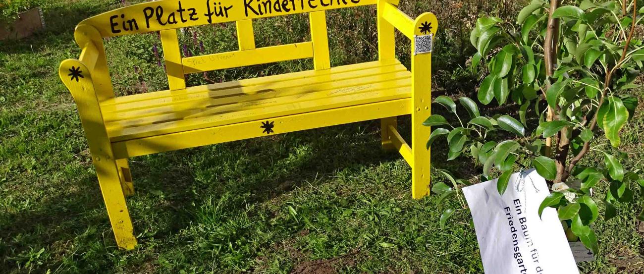 Ein Birnbaum für den Friedensgarten. (c) Markus Schenk Ein Birnbaum für den Friedensgarten.