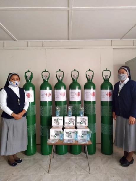 Ordensschwestern in Caravelí mit Sauerstoffflaschen. (c) Prelatura de Caravelí