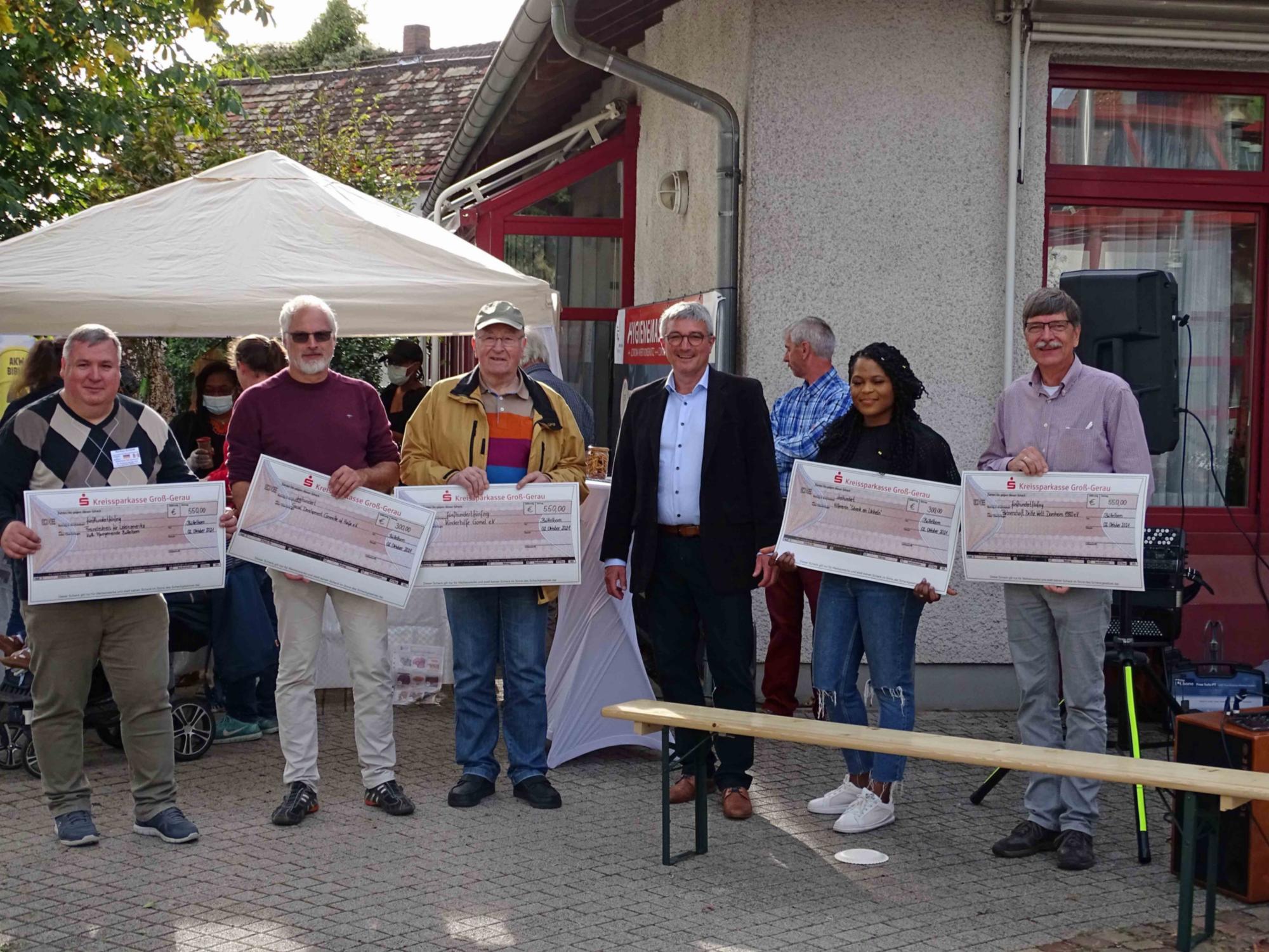 Büttelborn, 02. Oktober 2021: Bürgermeister Marcus Merkel übergab die Spenden der Gemeinde Büttelborn.