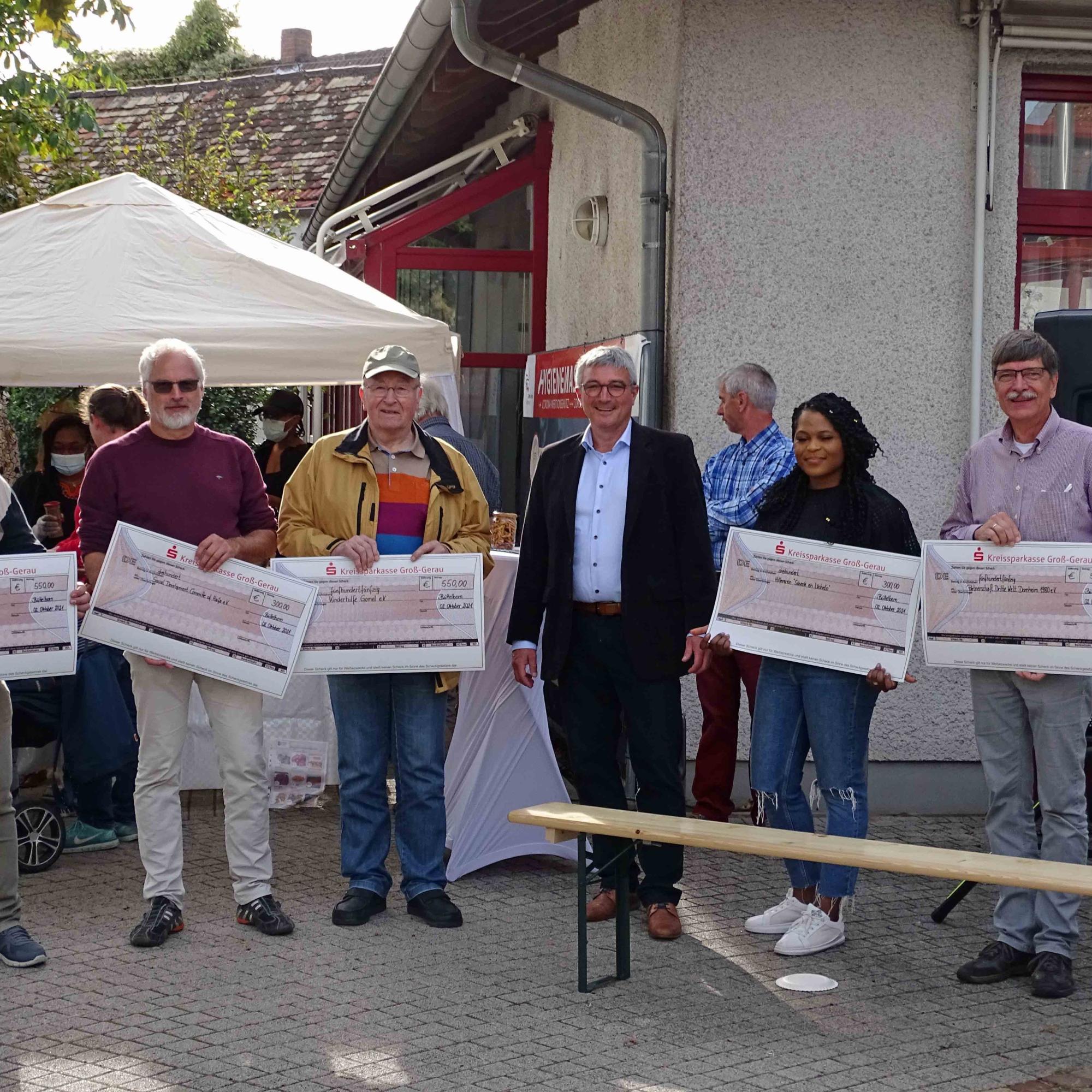 Büttelborn, 02. Oktober 2021: Bürgermeister Marcus Merkel übergab die Spenden der Gemeinde Büttelborn.