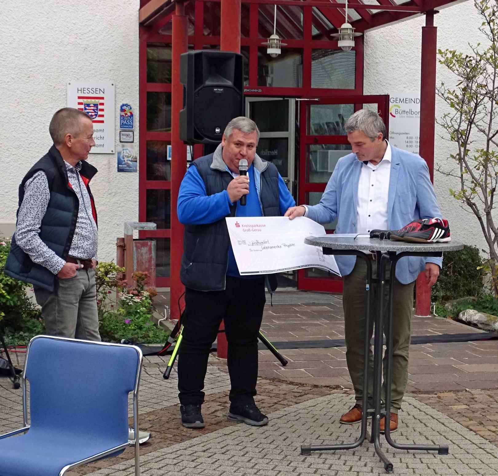 Büttelborn, 07. Oktober 2023: Bürgermeister Marcus Merkel überreicht einen Spendenscheck an den PGR Vorsitzenden Markus Schenk. Links: Landrat Thomas Will. (c) Andreas Schneiker