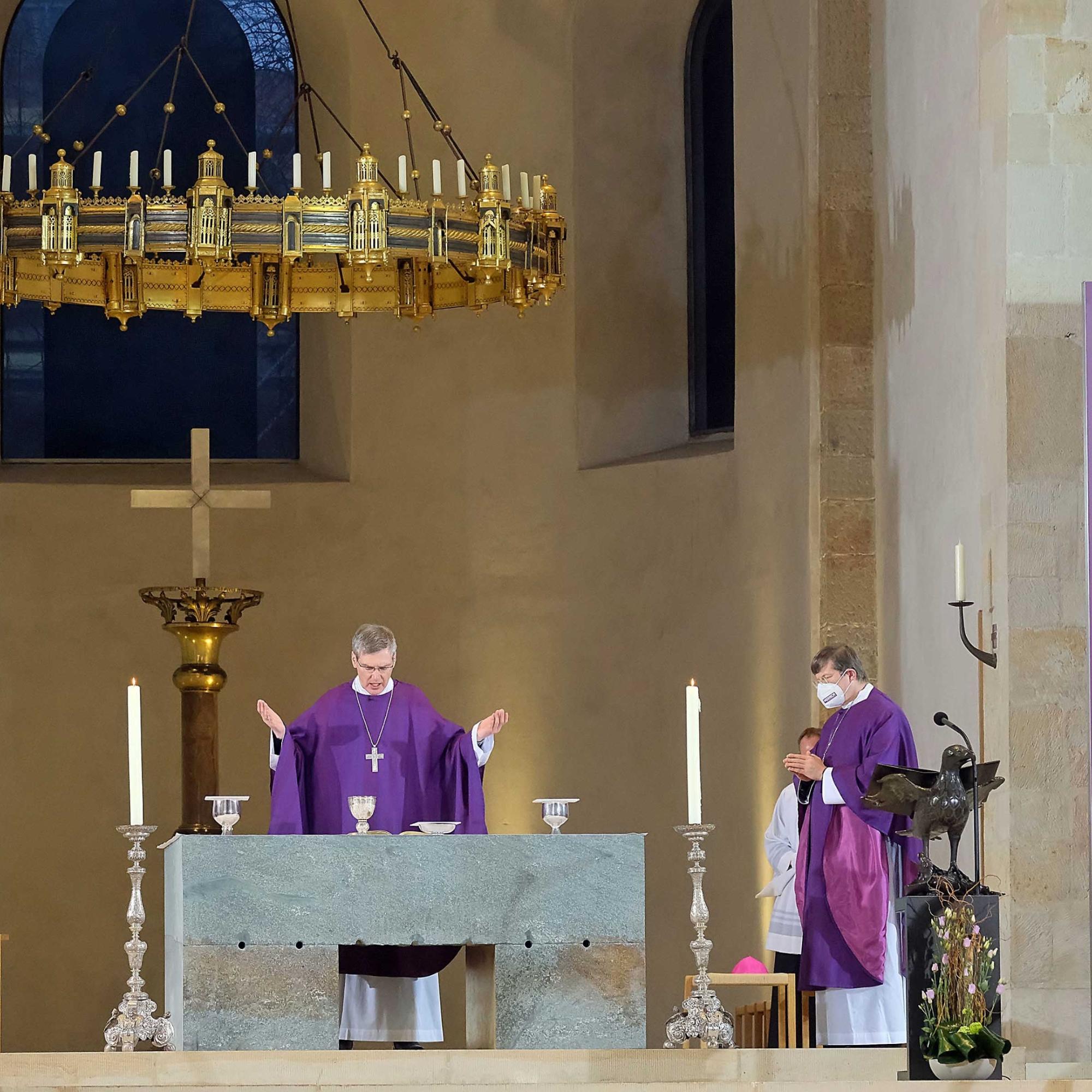 Hildesheim, 20.02.2021: Monsignore Pirmin Spiegel (MISEREOR), Bischof Heiner Willmer (Hildesheim) und Erzbischof Stephan Burger (Freiburg) im Hildesheimer Mariendorm.
