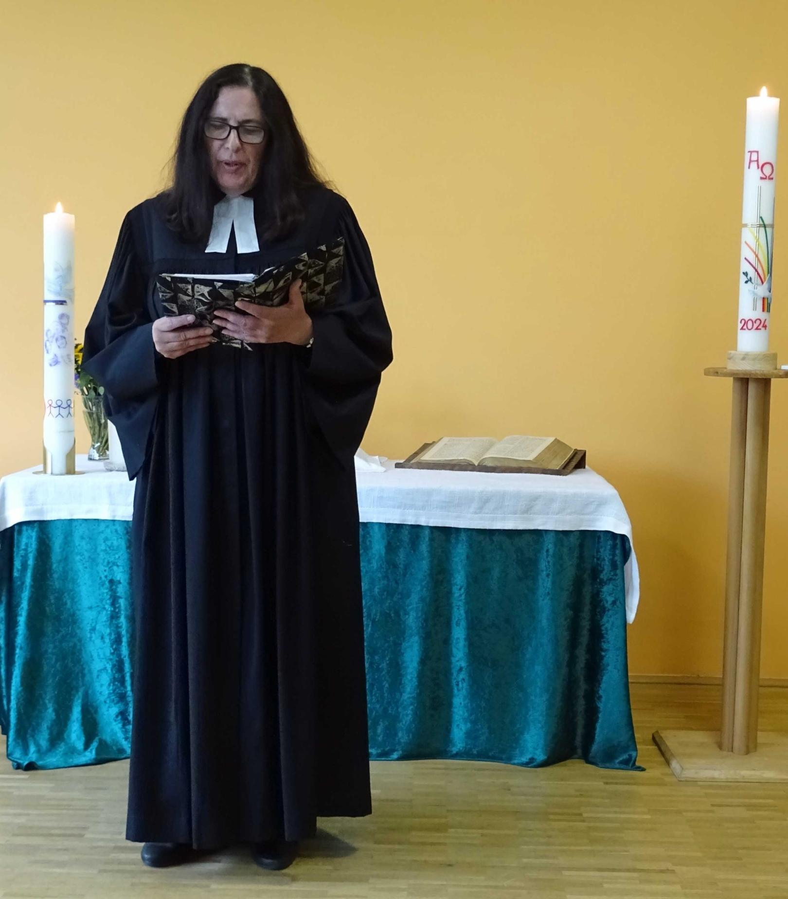 Büttelborn, 22. September 2024: Pfarrerin Beate Schwenk eröffnet den ökumenischen Friedensgottesdienst im evangelischen Gemeindehaus. (c) Markus Schenk