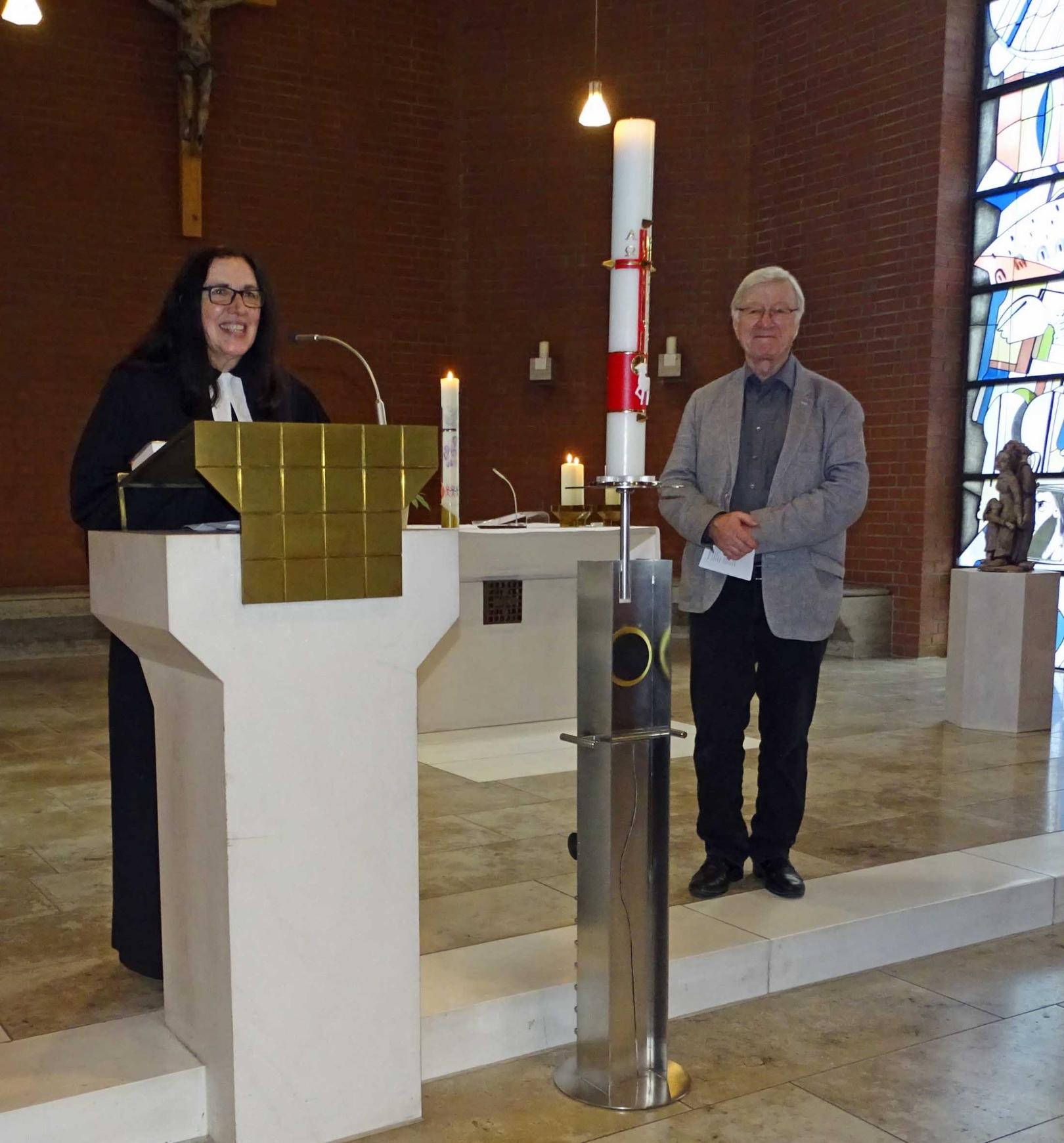 Büttelborn, 22. September 2024: Abschluss des ökumenischen Friedensgottesdienst in der katholischen Kirche St. Nikolaus von der Flüe mit Pfarrerin Beate Schwenk und Paul-Heinz Steffgen (Pax-Christi-Gruppe Südhessen. (c) Markus Schenk