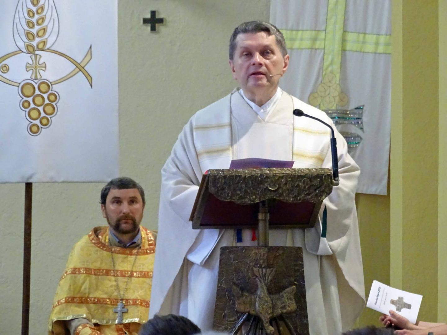 Groß-Gerau, 08. Juni 2023: Pfarrer Joachim Respondek zelebrierte den Festgottesdienst zum Fronleichnamsfest. (c) Markus Schenk