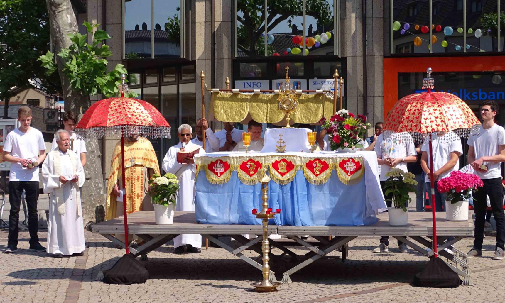 Groß-Gerau, 08. Juni 2023: Auf dem Sandböhl war der Altar der indischen Gemeinde aufgebaut. (c) Markus Schenk