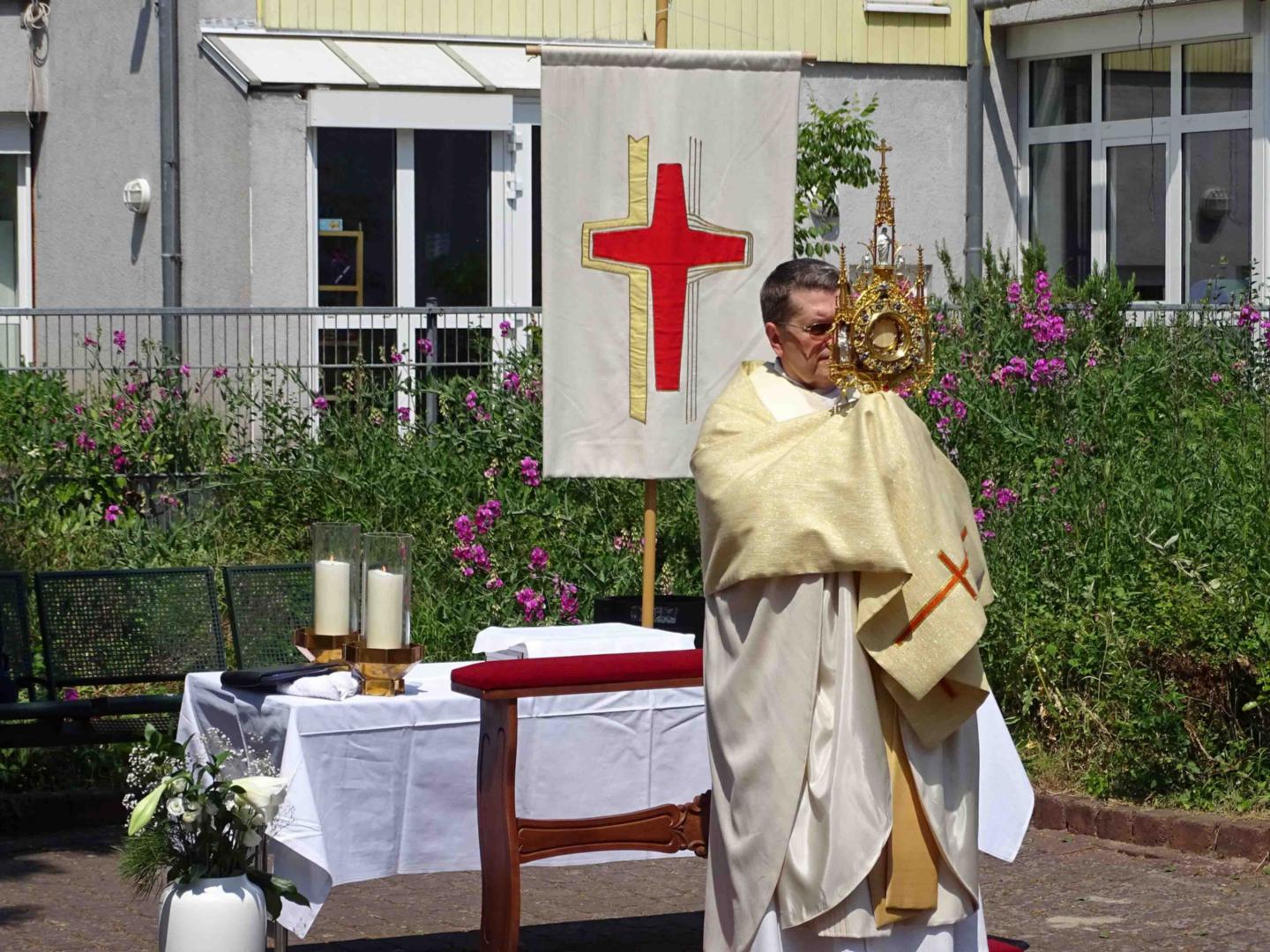 Groß-Gerau, 08. Juni 2023: Mit dem sakramentalem Segen auf dem Kirchplatz endete der liturgische Teil. (c) Markus Schenk