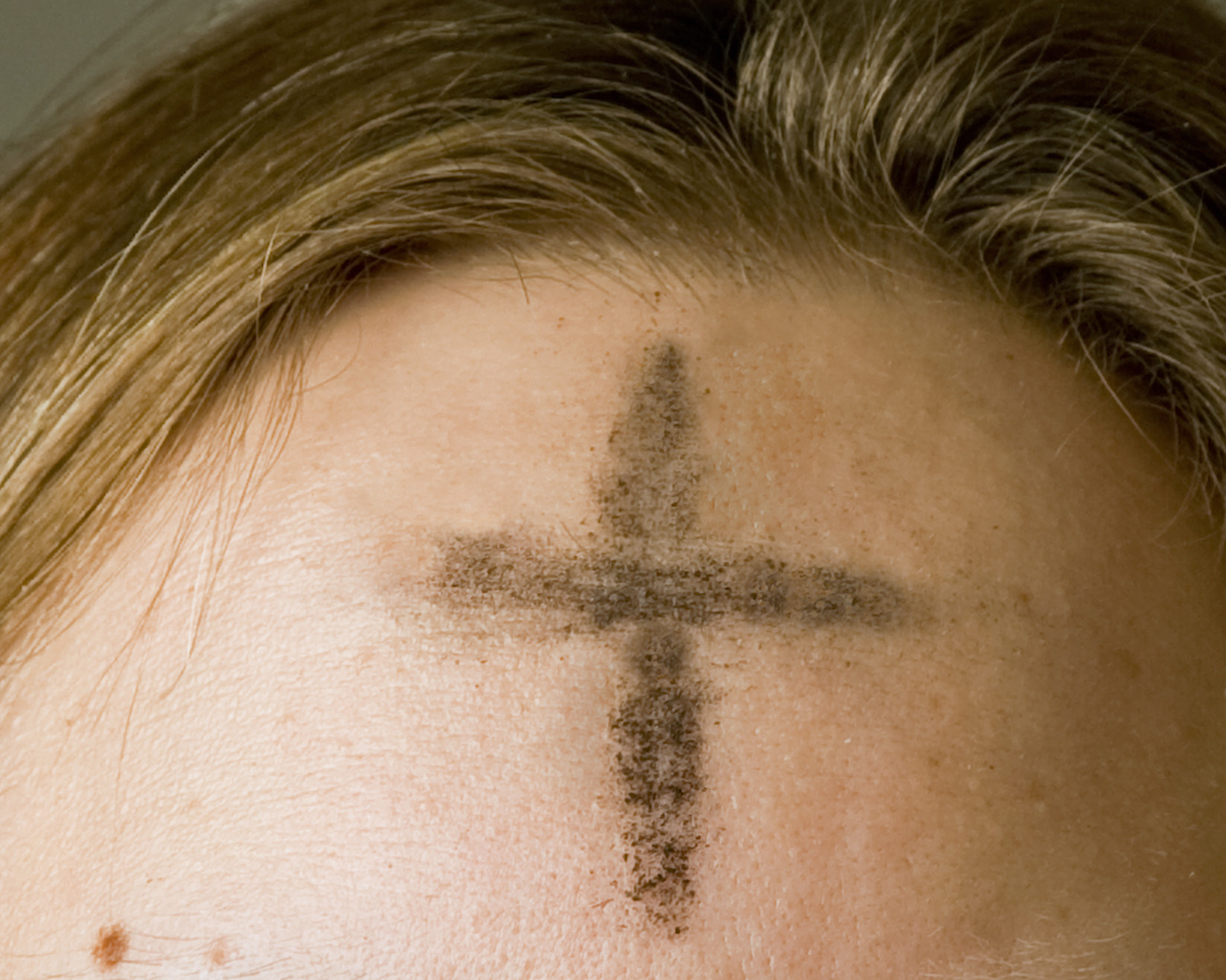Aschekreuz auf der Stirn (c) Jennifer Balaska (www.pfarrbriefservice)