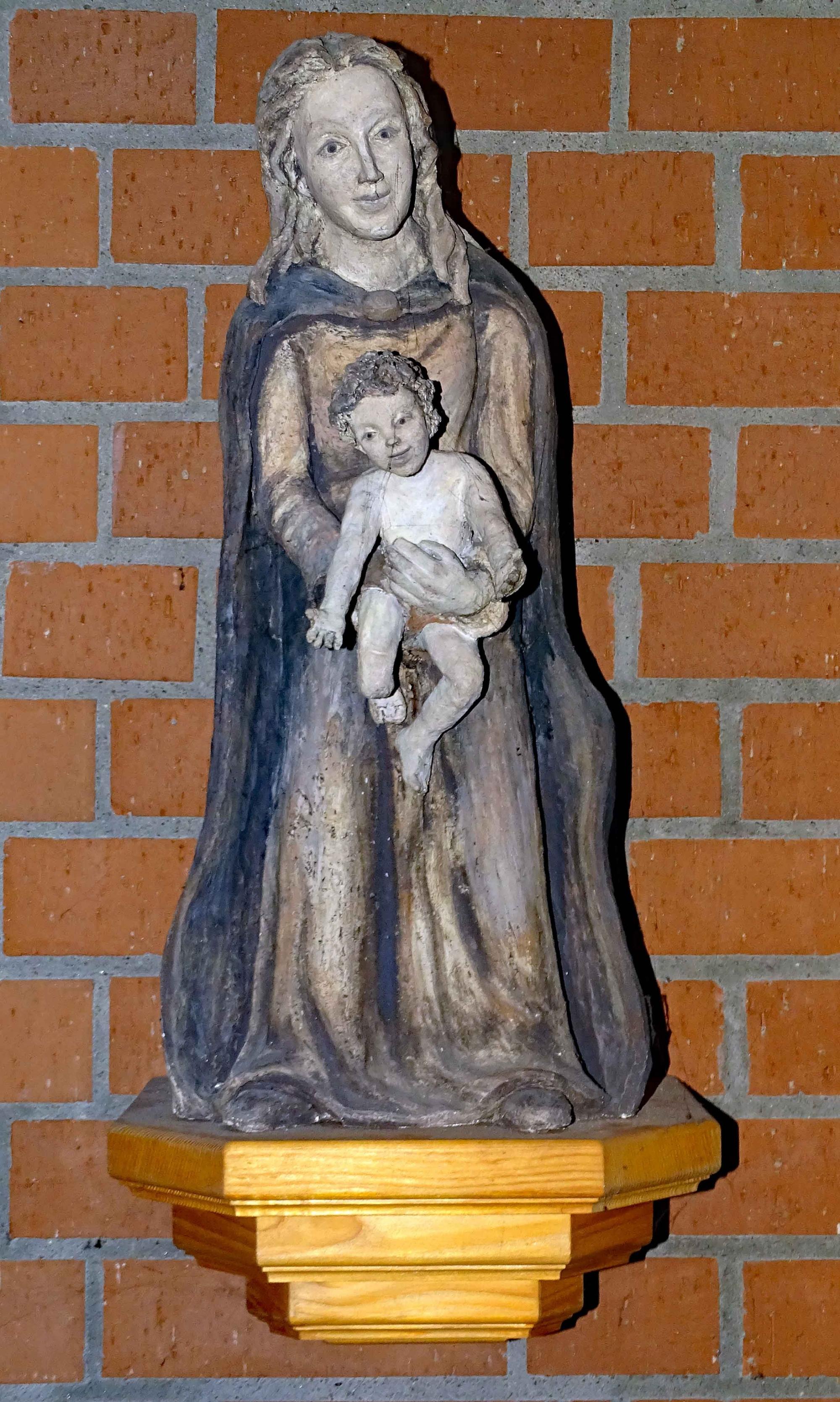 Marienstatue der Künstlerin Marianne Haas in der Büttelborner Pfarrkirche St. Nikolaus von der Flüe.