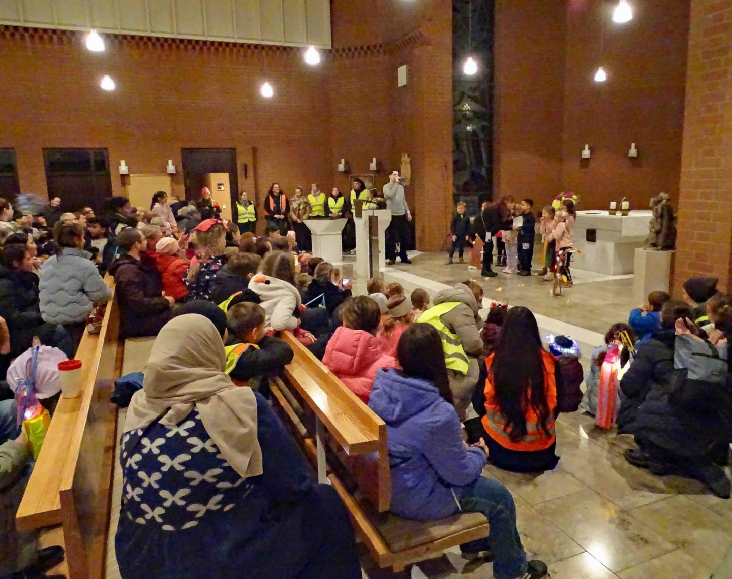 Martinsspiel in der Kirche. (c) Markus Schenk