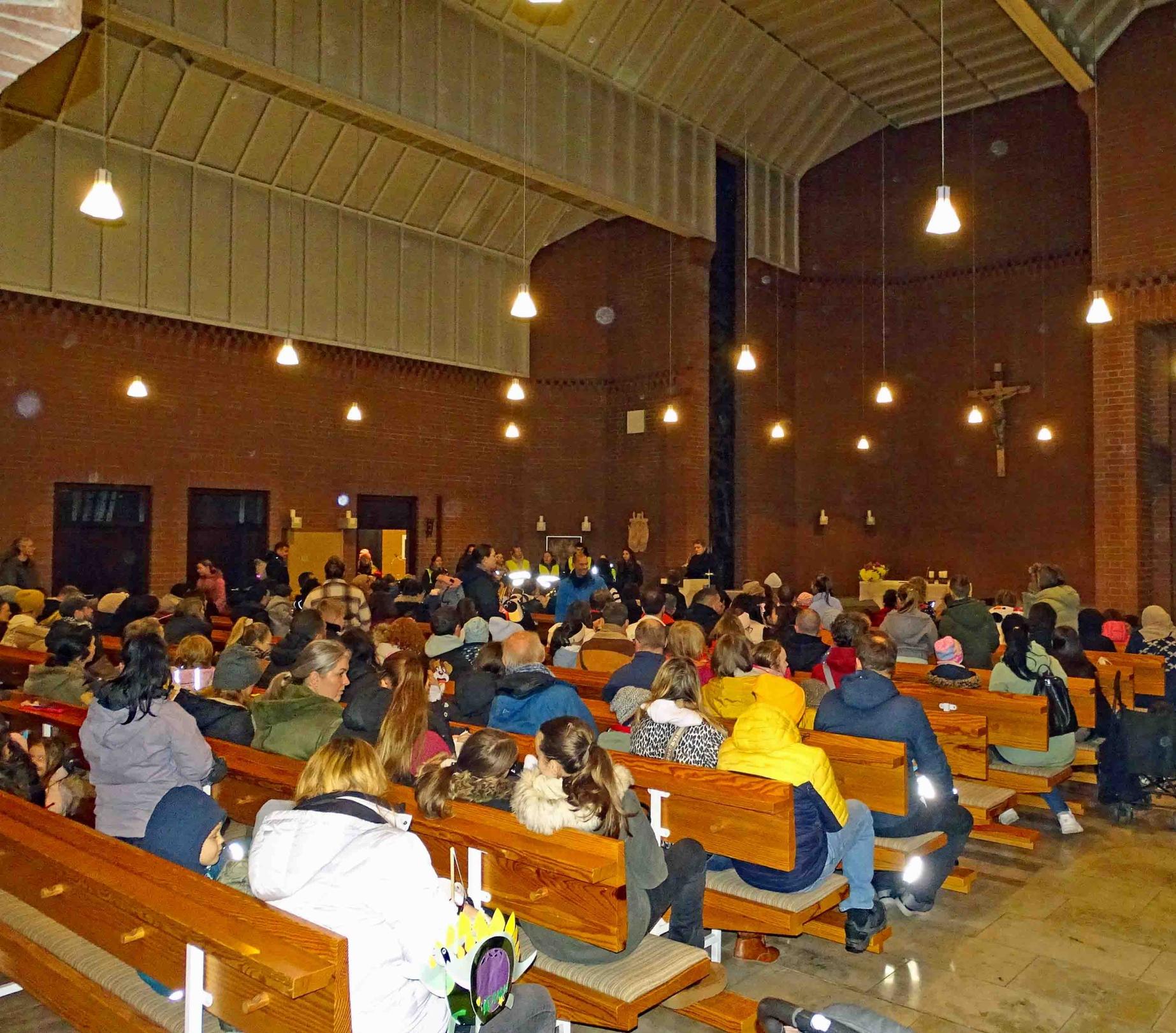 Viel Publikum beim Martinsspiel in der Büttelborner Pfarrkirche. (c) Markus Schenk