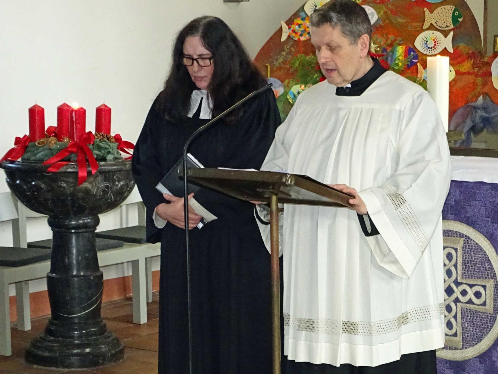 Büttelborn, 03. Dezember 2023: Pfarrerin Beate Schwenk (links) und Pfarrer Joachim Respondek während des ökumenischen Gottesdienstes.