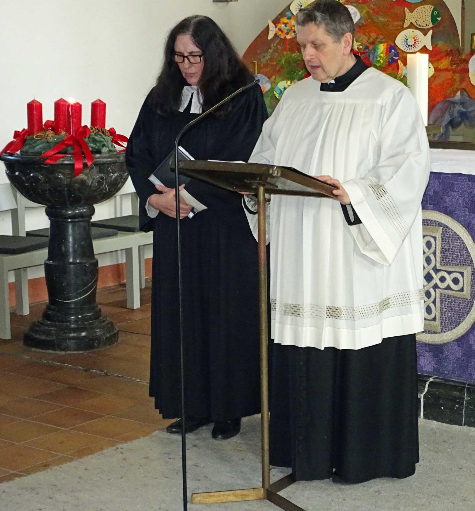 Büttelborn, 03. Dezember 2023: Pfarrerin Beate Schwenk (links) und Pfarrer Joachim Respondek während des ökumenischen Gottesdienstes. (c) Markus Schenk