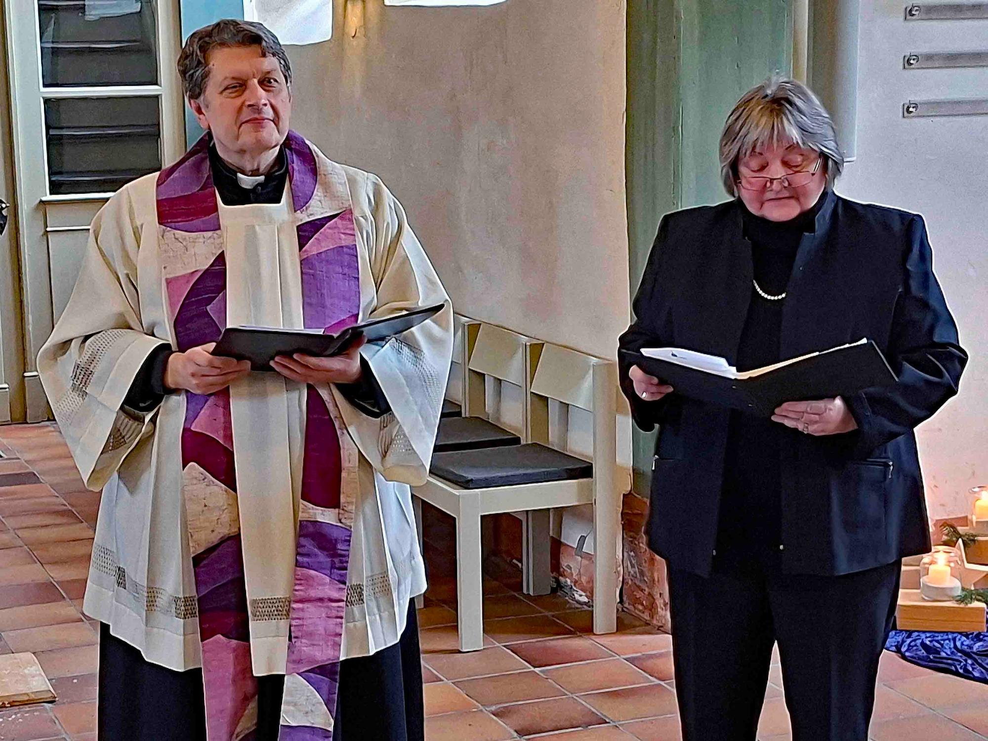 Büttelborn, 30. November 2025: Heidemarie Ludolf und Pfarrer Joachim Respondek gestalteten den ökumenischen Gottesdienst.