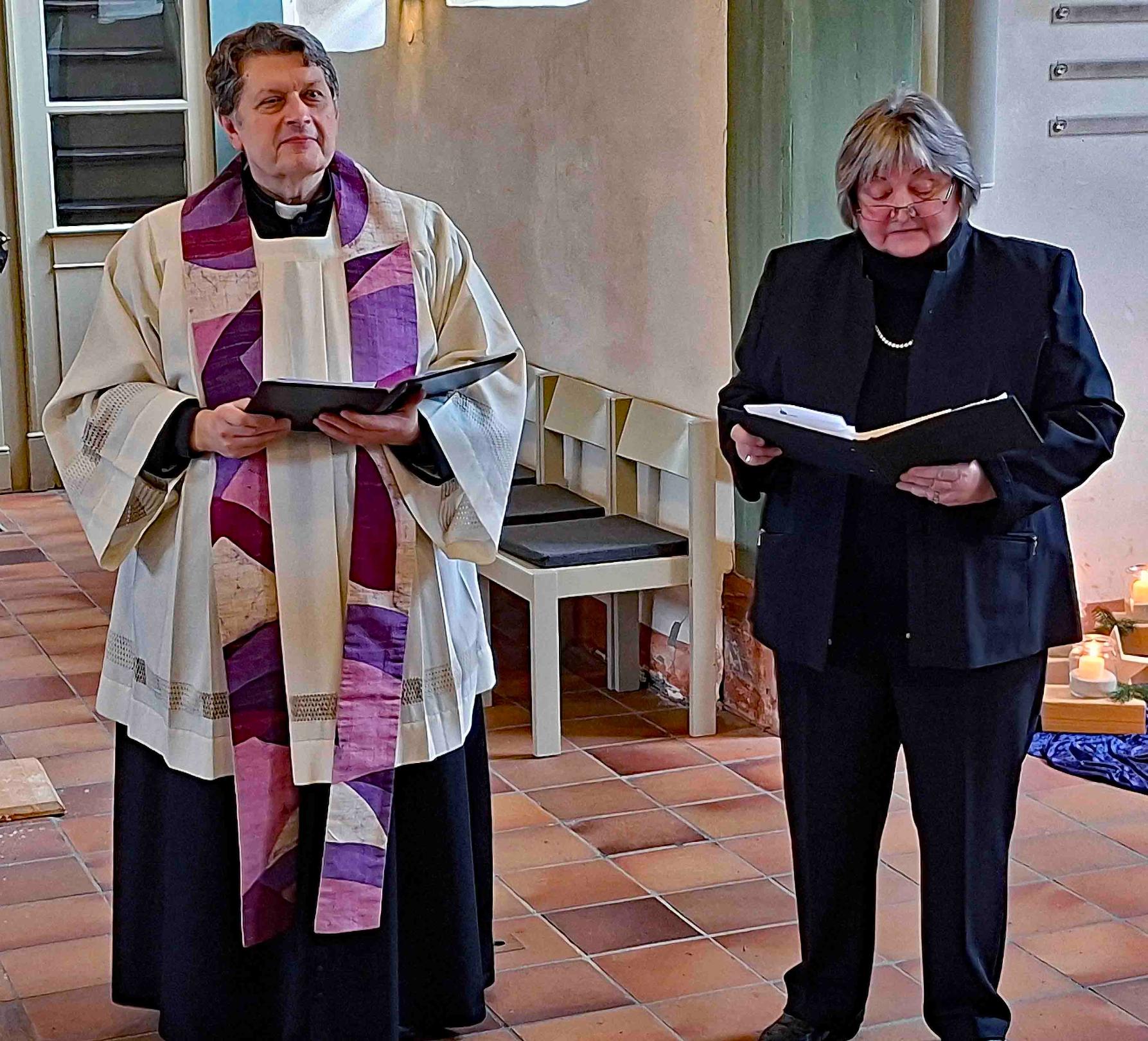 Büttelborn, 30. November 2025: Heidemarie Ludolf und Pfarrer Joachim Respondek gestalteten den ökumenischen Gottesdienst. (c) Markus Schenk