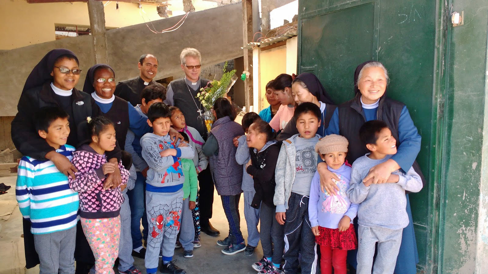 Peru: Bischof Reinhold Nann (Bildmitte) beim Besuch des Heims für behinderte Kinder in Puquio. (c) Prelatura de Caravelí
