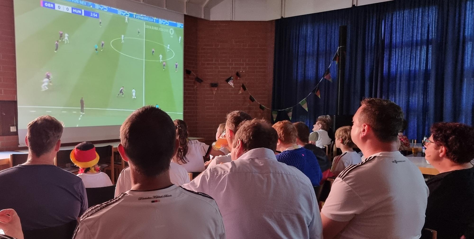 Fans verfolgen ein Spiel in der Bruder Klaus Arena in Büttelborn.