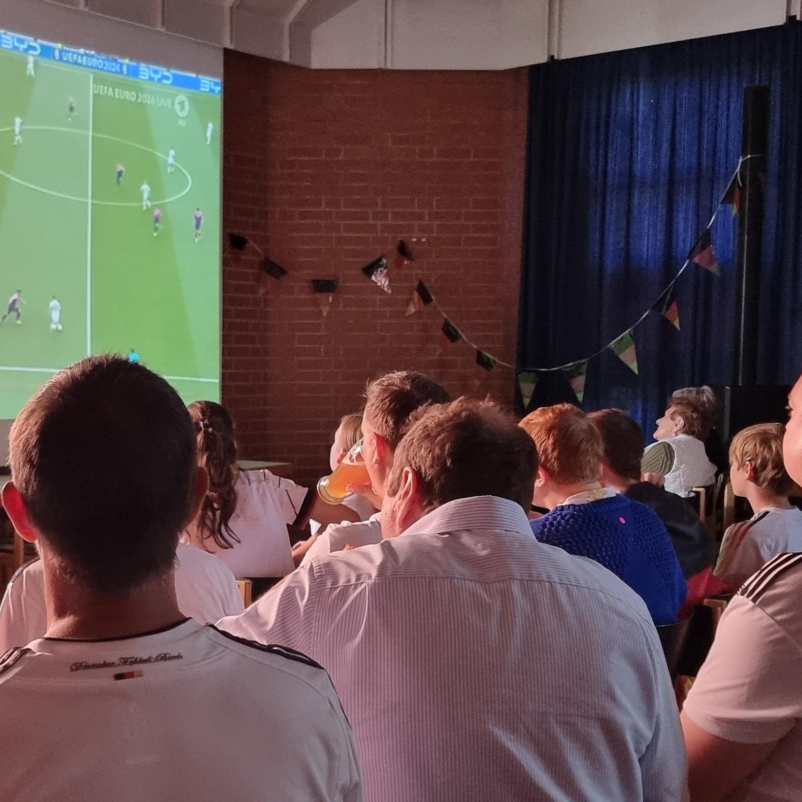 Fans verfolgen ein Spiel in der Bruder Klaus Arena in Büttelborn.