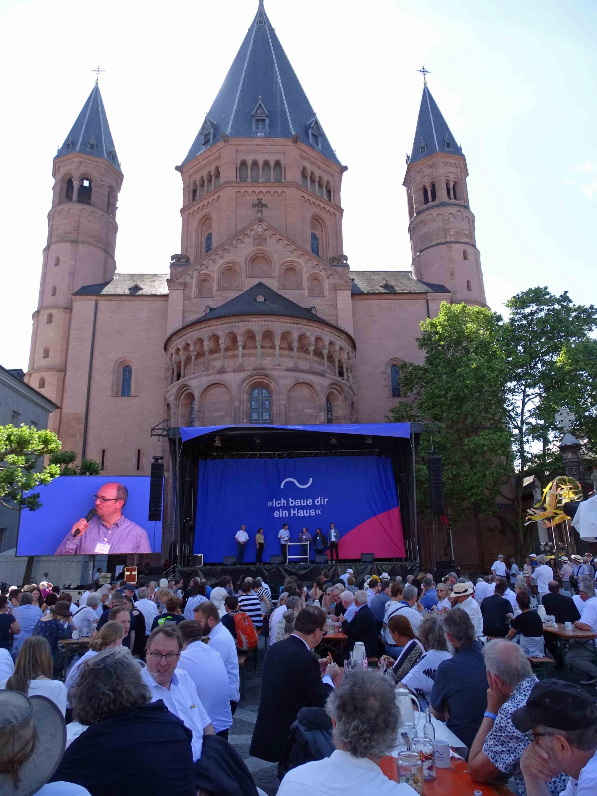 Mainz, 12. Juni 2022: Rund 600 Haupt- und Ehrenamtliche feierten im Schatten des Doms das Richtfest.