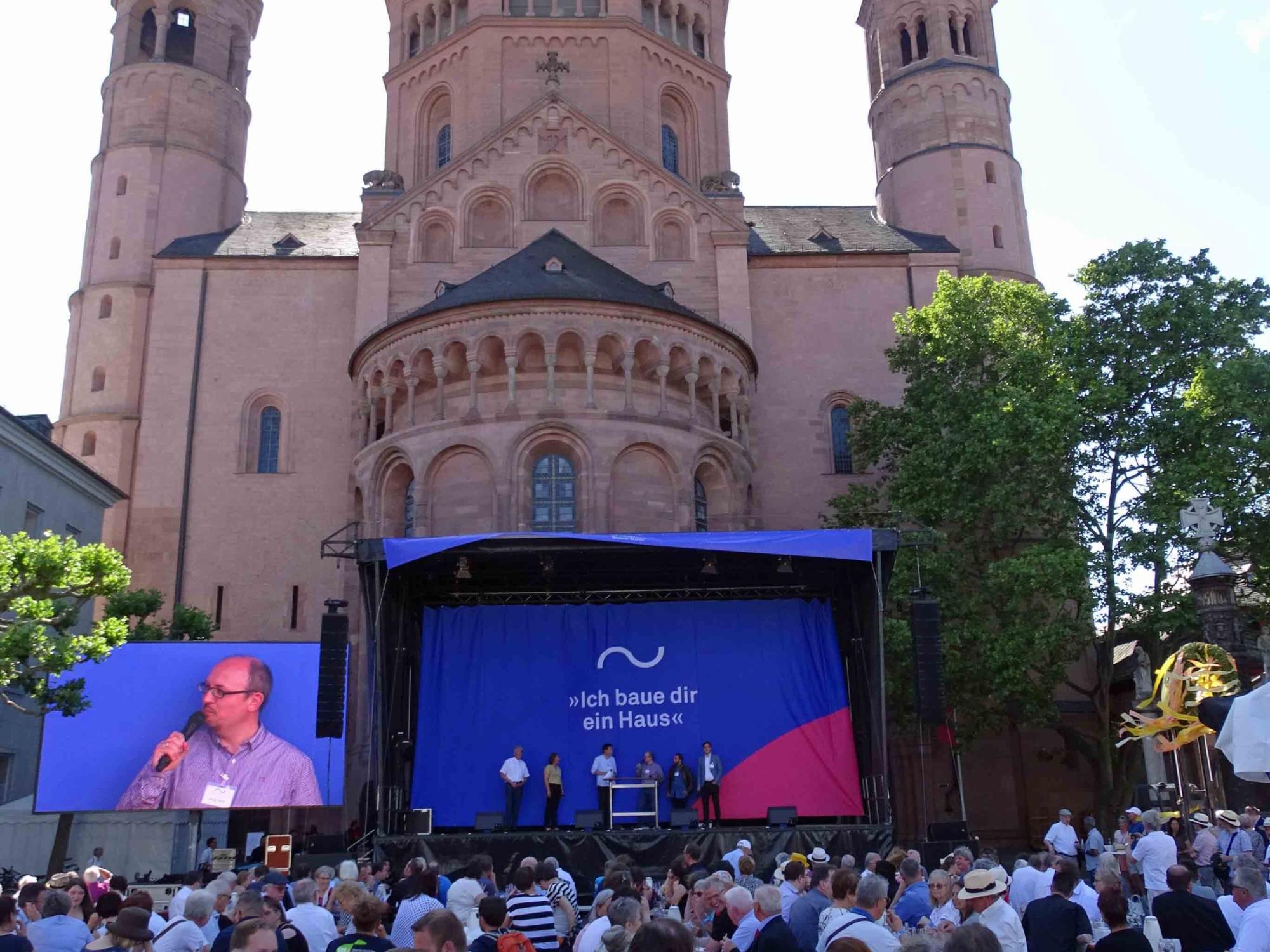 Mainz, 12. Juni 2022: Rund 600 Haupt- und Ehrenamtliche feierten im Schatten des Doms das Richtfest.