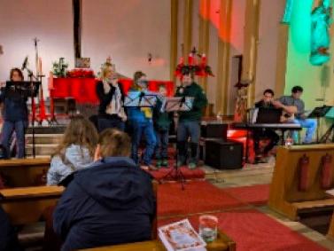 Groß-Gerau, 07. Dezember 2024: Weihnachtliches Singen in St. Walburga.