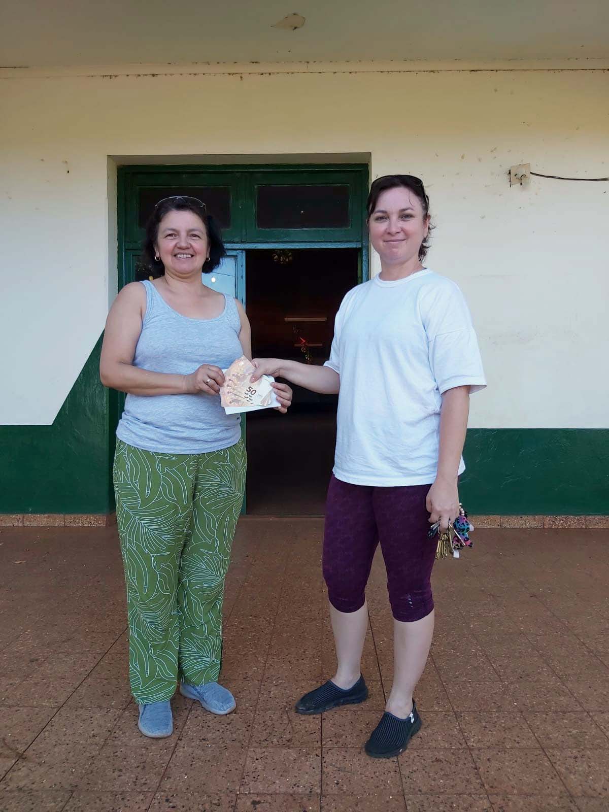 Spendenübergabe in Oberá: Lidia Trost (links) übergibt unsere Spende an ihre Schwester Claudia Davalos, die Direktorin der Schule Nr. 191. (c) Klaus Trost