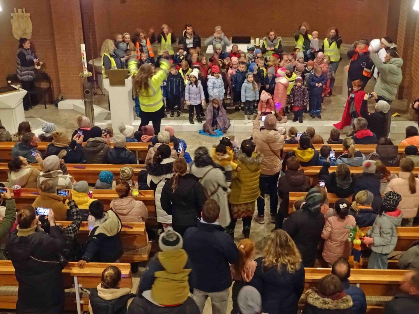 Büttelborn, 11. November 2022:  Auftritt der Kinder aus der KITA Regenbogen in der Pfarrkirche. (c) Markus Schenk
