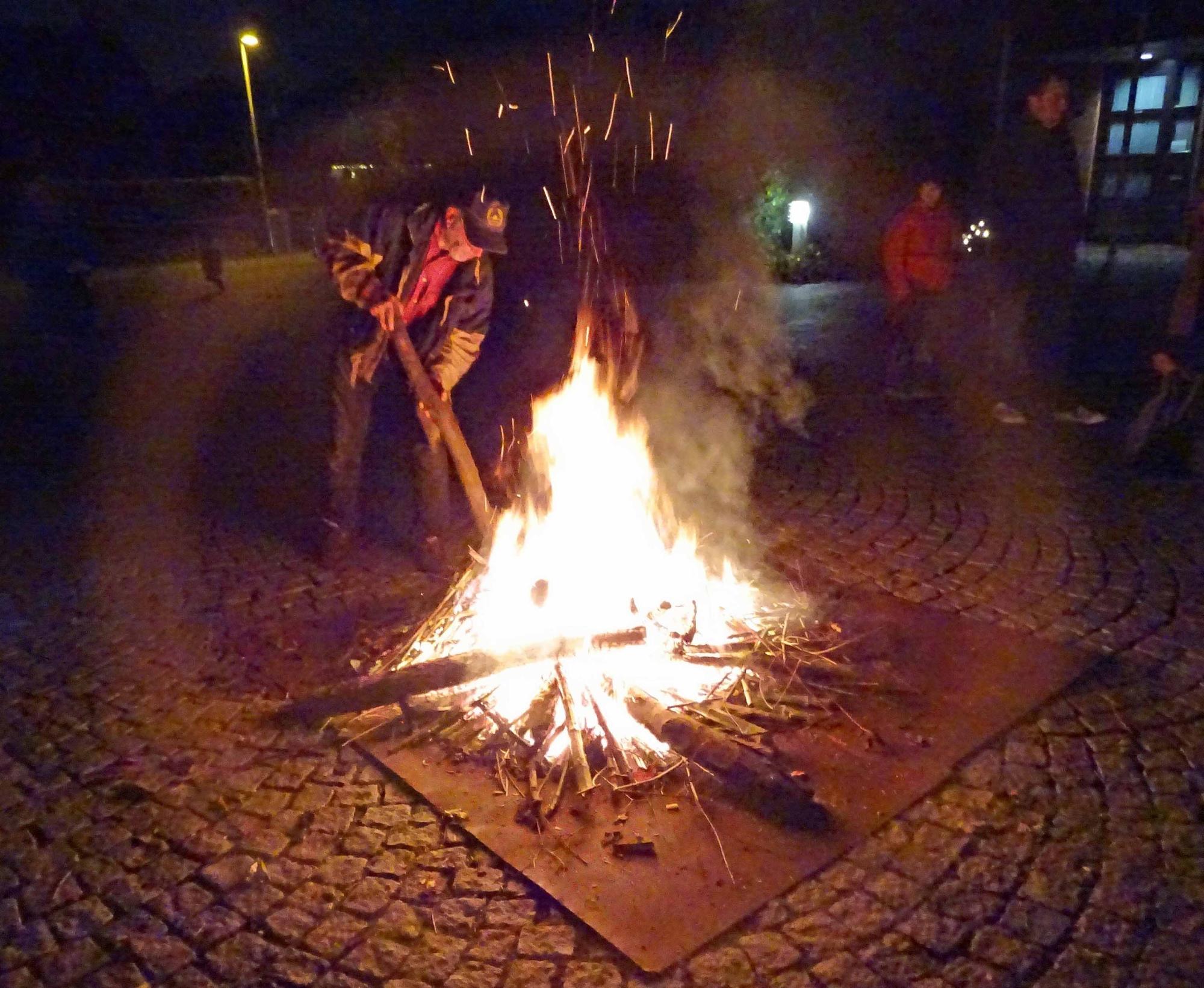 Büttelborn, 15. November 2024: Das Martinsfeuer auf dem Kirchplatz.